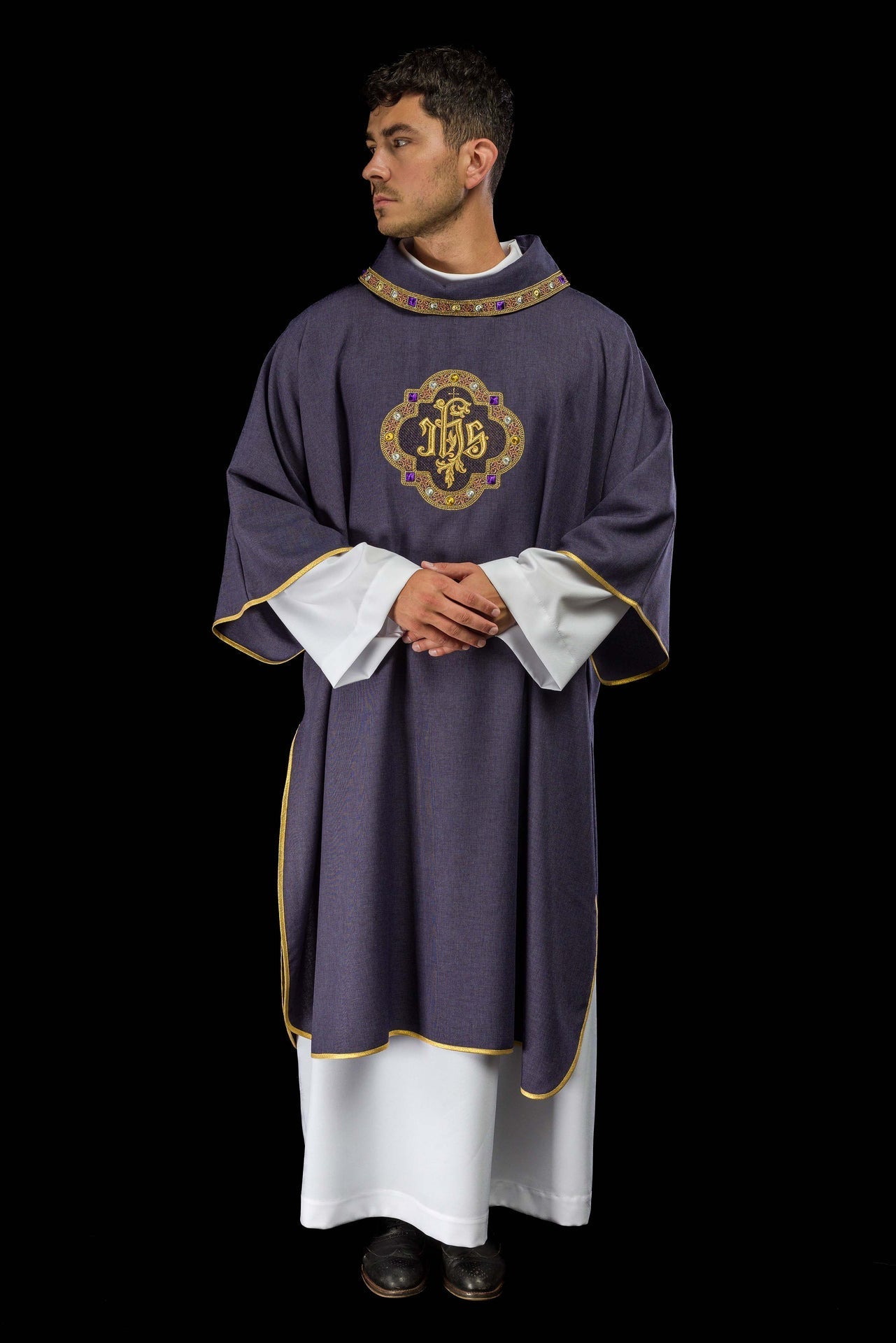 Dalmática com símbolo IHS e gola roxa - chasubles.com.br