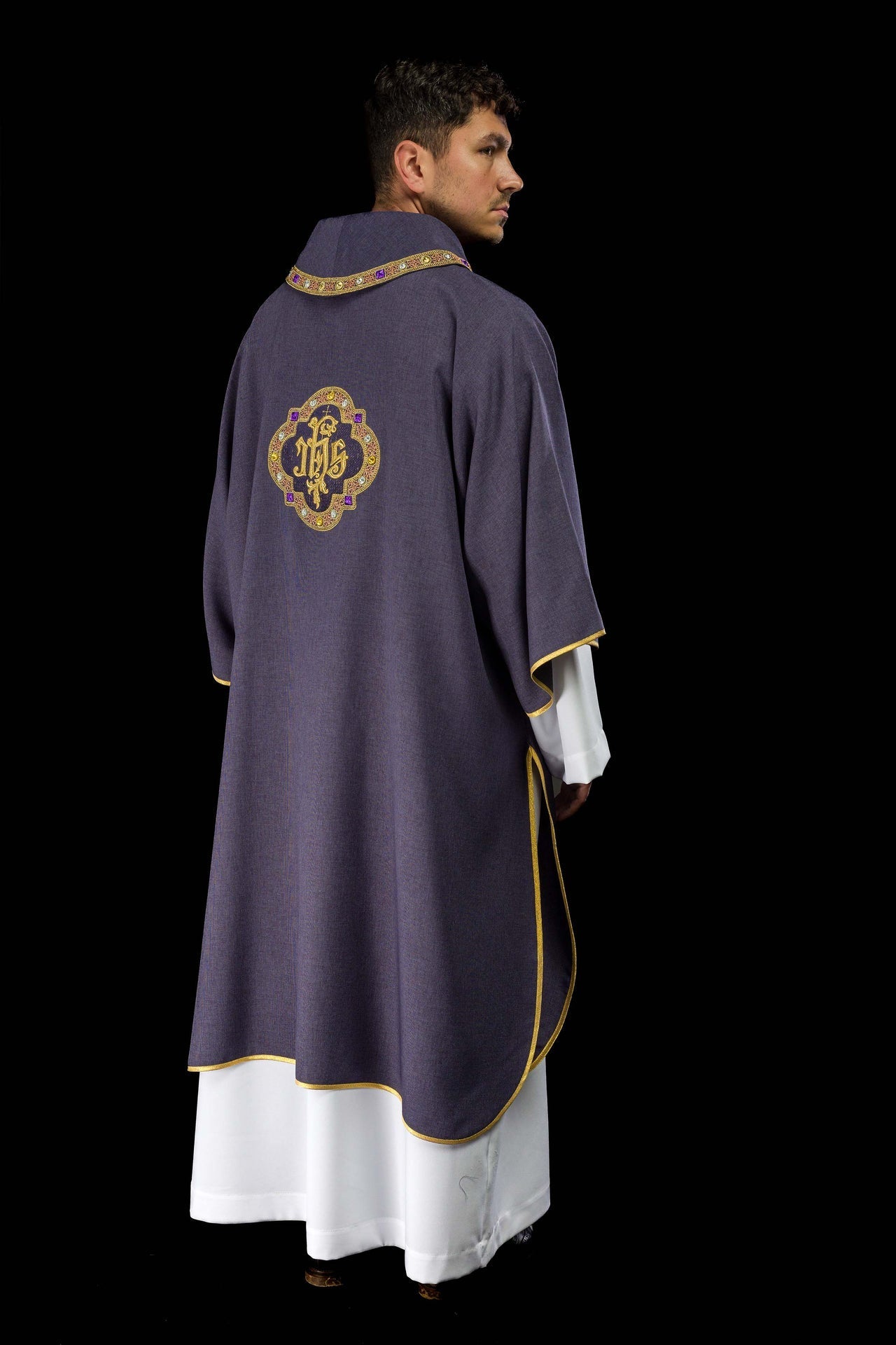 Dalmática com símbolo IHS e gola roxa - chasubles.com.br