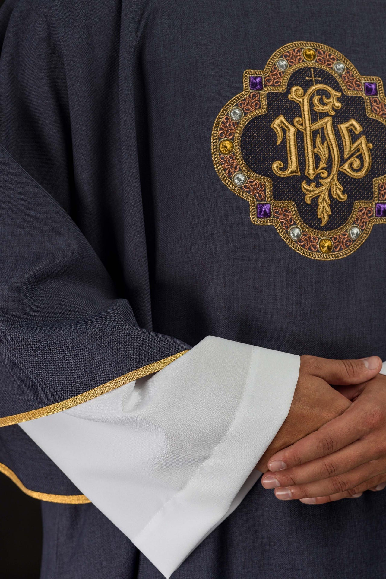 Dalmática com símbolo IHS e gola roxa - chasubles.com.br