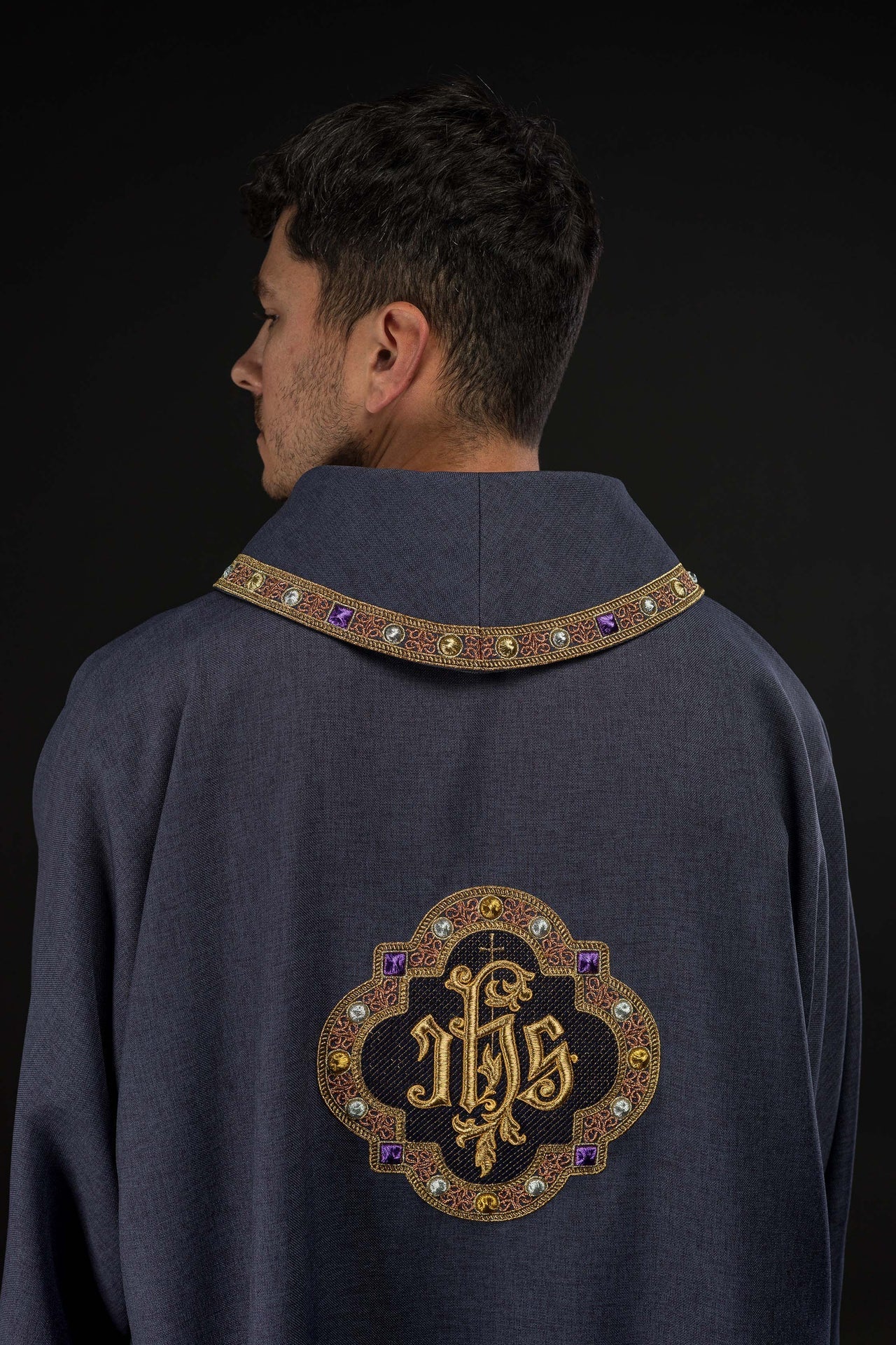 Dalmática com símbolo IHS e gola roxa - chasubles.com.br