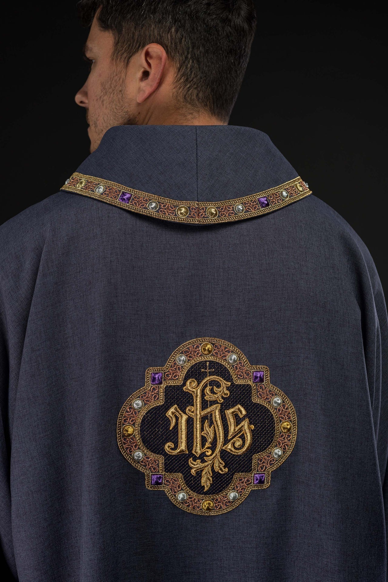 Dalmática com símbolo IHS e gola roxa - chasubles.com.br