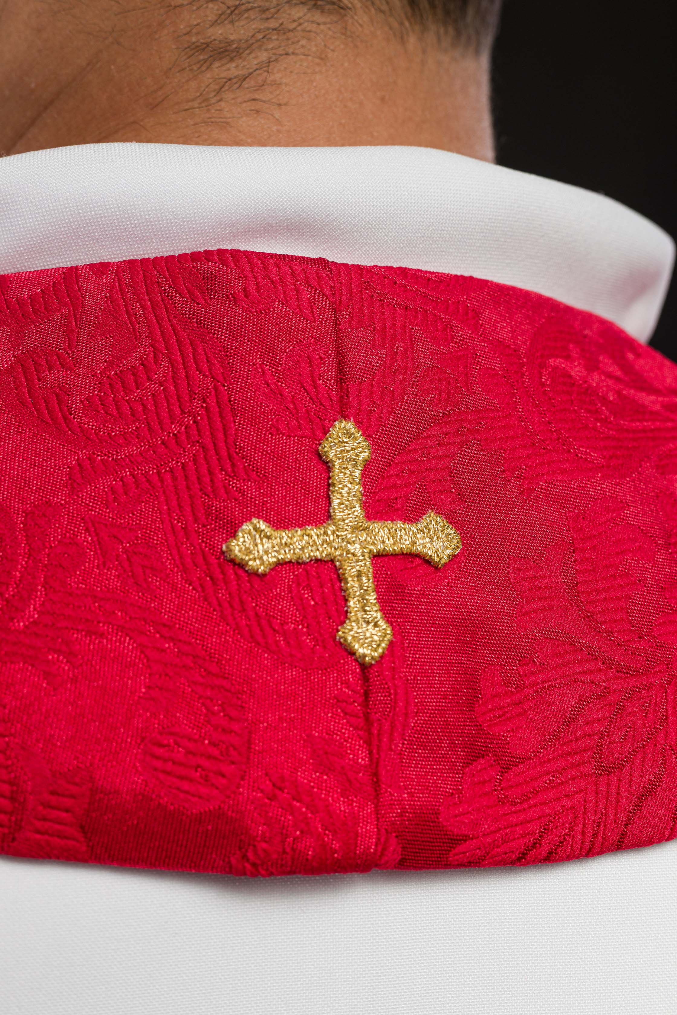Estola bordada com motivos de cruzes vermelha - chasubles.com.br