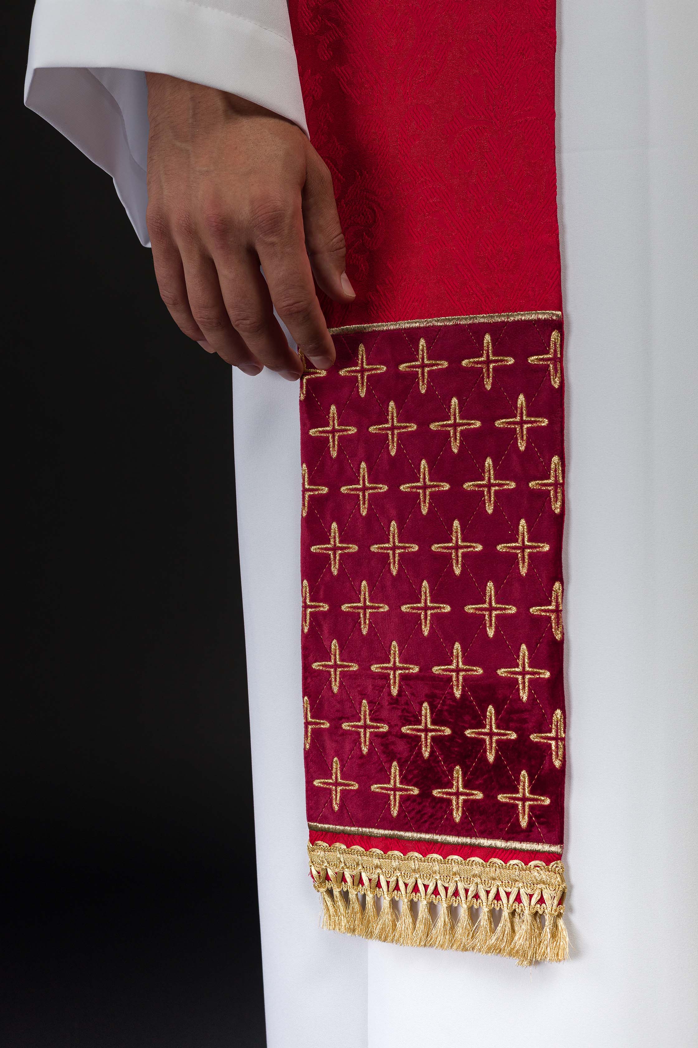 Estola bordada com motivos de cruzes vermelha - chasubles.com.br