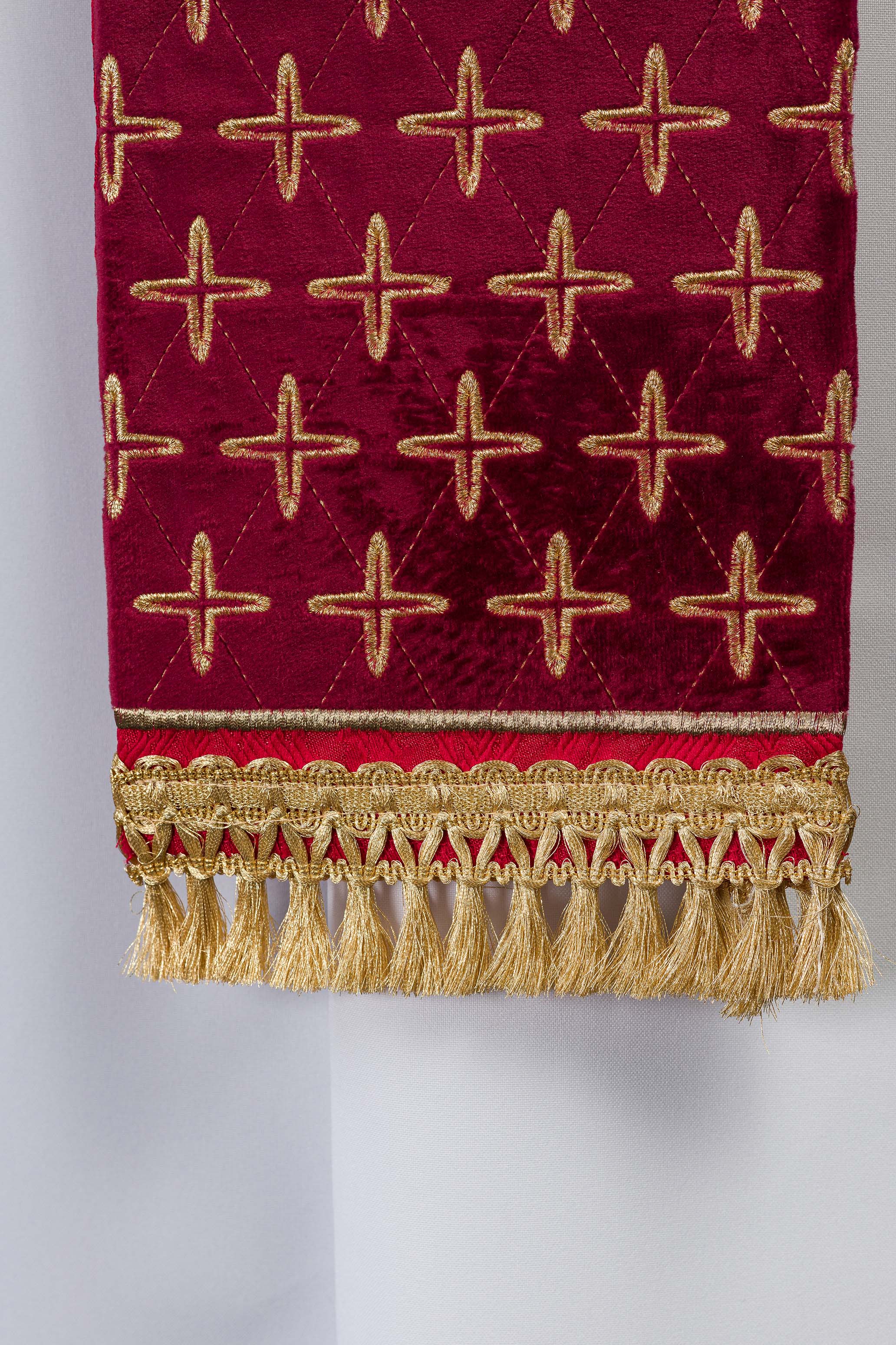 Estola bordada com motivos de cruzes vermelha - chasubles.com.br