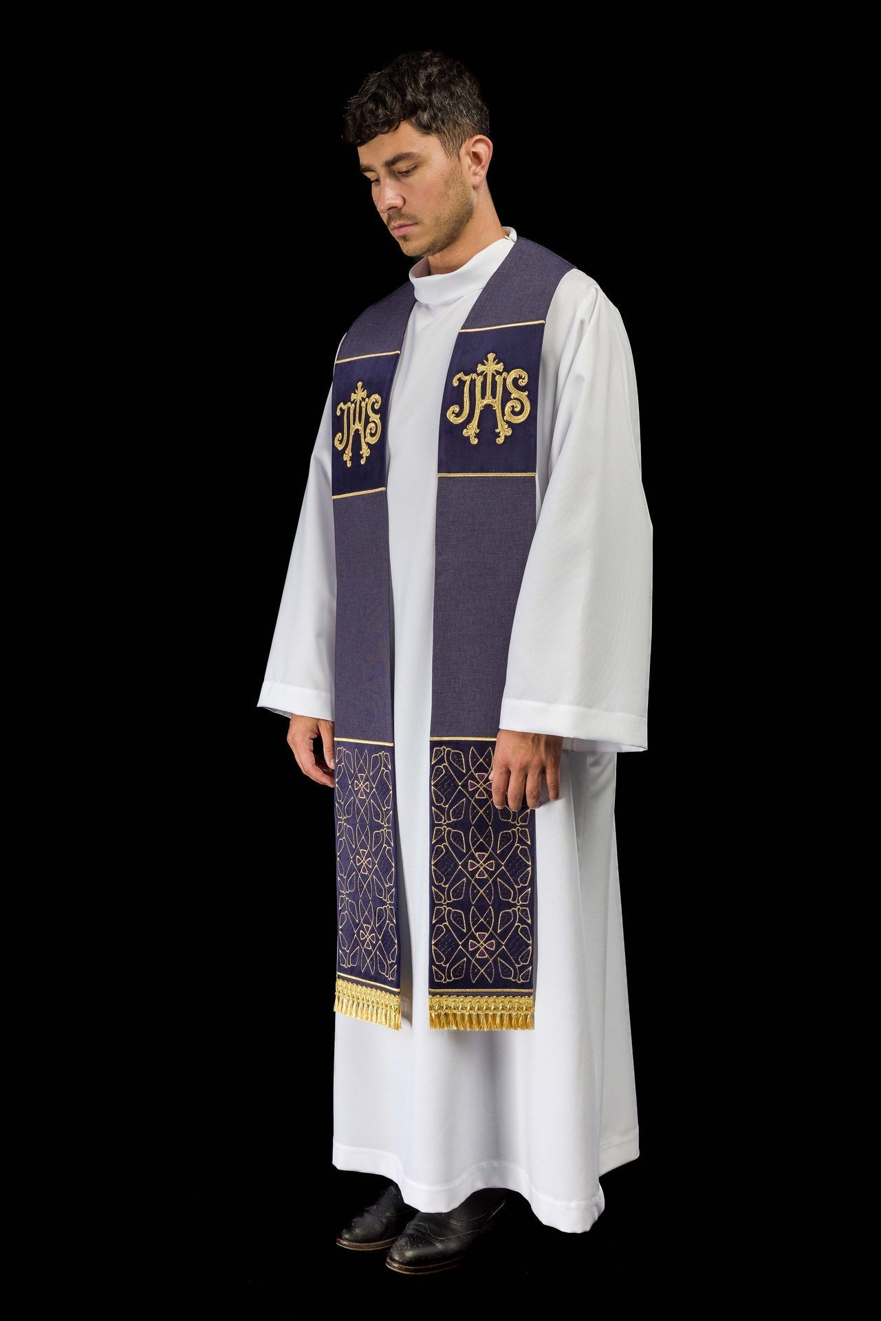 Estola bordada em veludo com motivo IHS roxa - chasubles.com.br