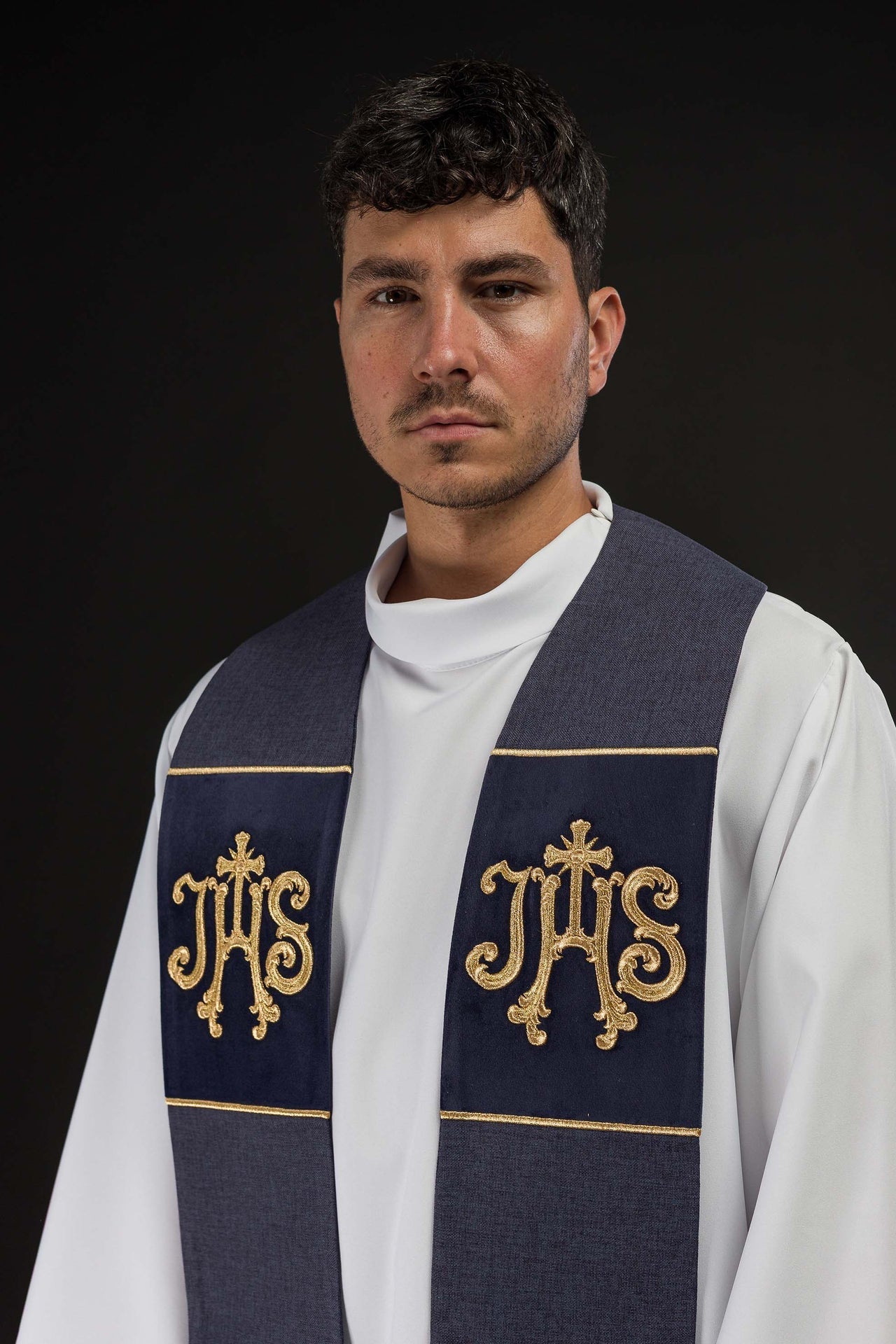 Estola bordada em veludo com motivo IHS roxa - chasubles.com.br