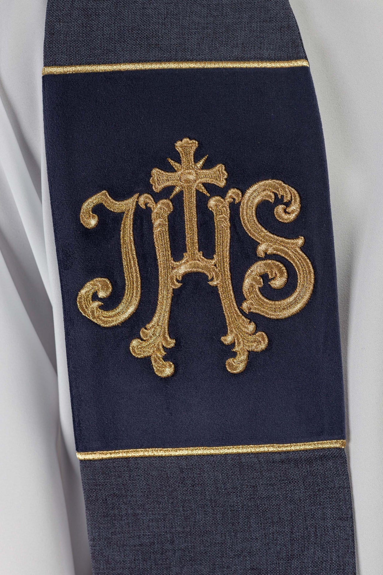 Estola bordada em veludo com motivo IHS roxa - chasubles.com.br