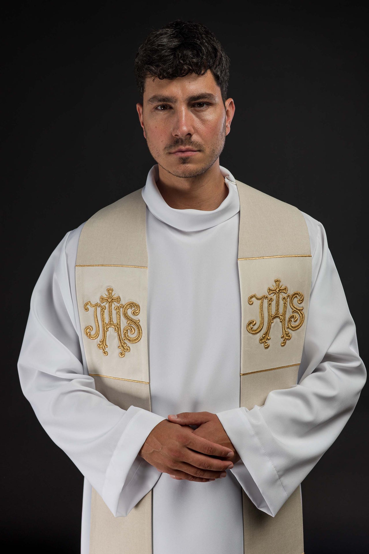 Estola bordada em veludo com motivo IHS creme - chasubles.com.br