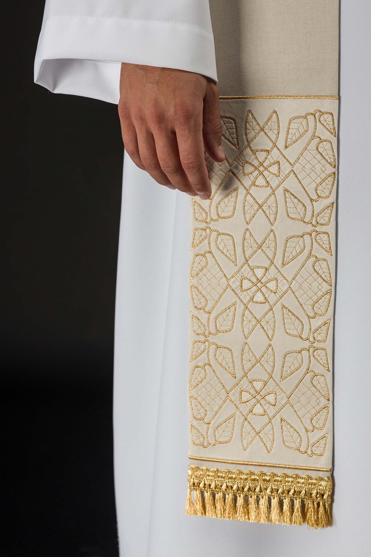Estola bordada em veludo com motivo IHS creme - chasubles.com.br