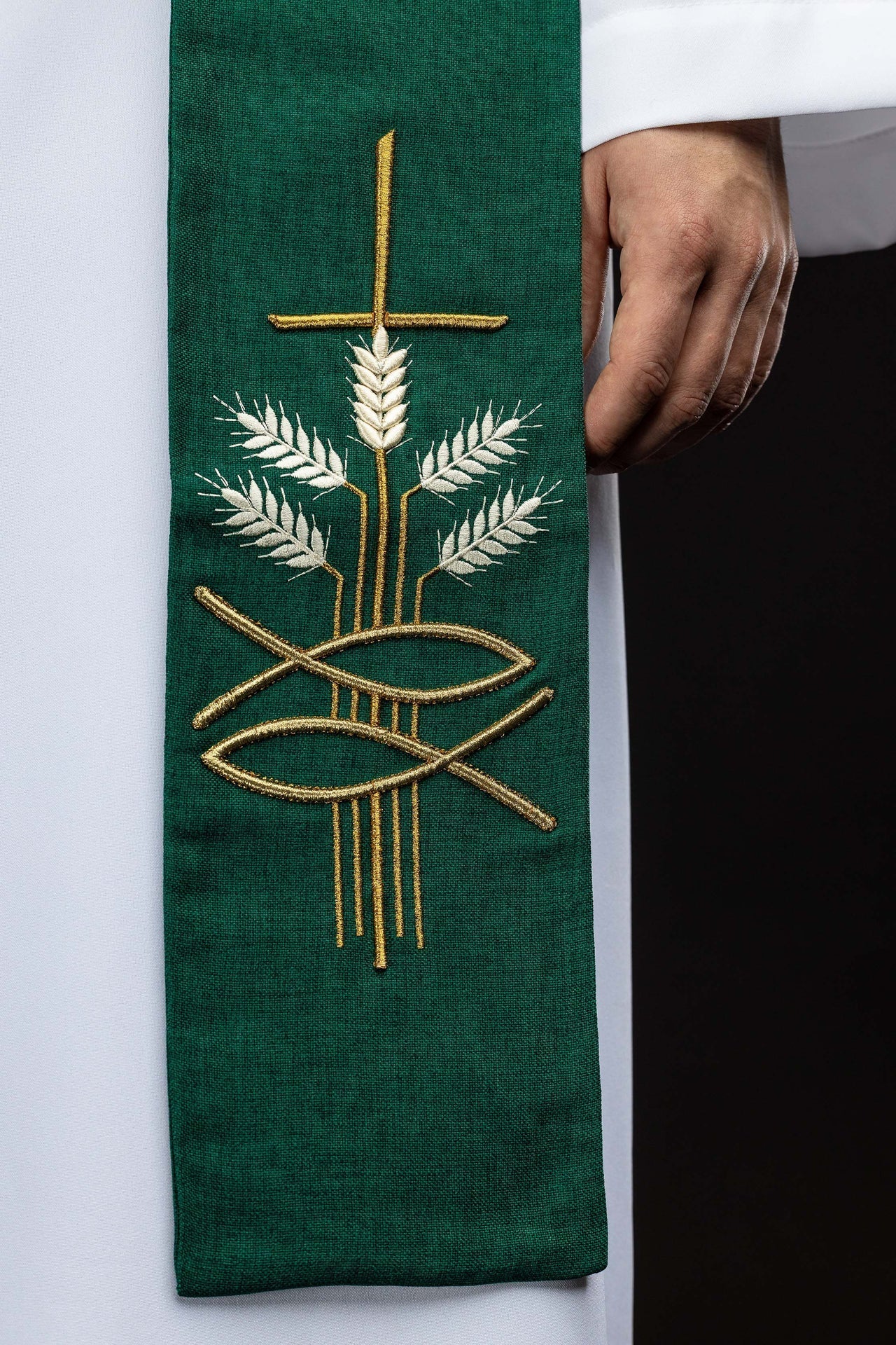 Estola bordada com motivo Pax, peixe e espiga verde - chasubles.com.br