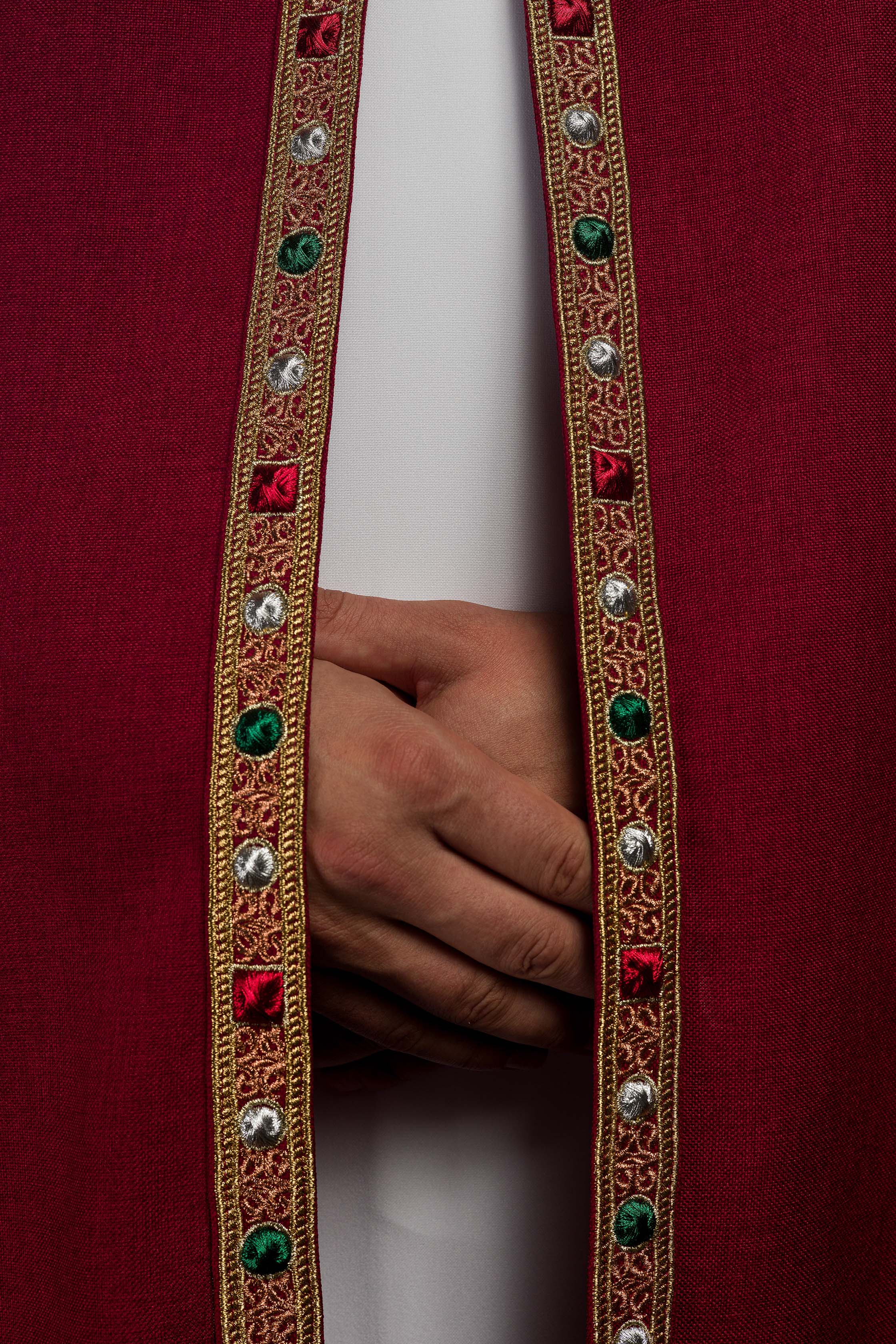 Capa de asperges litúrgica vermelha com IHS dourado