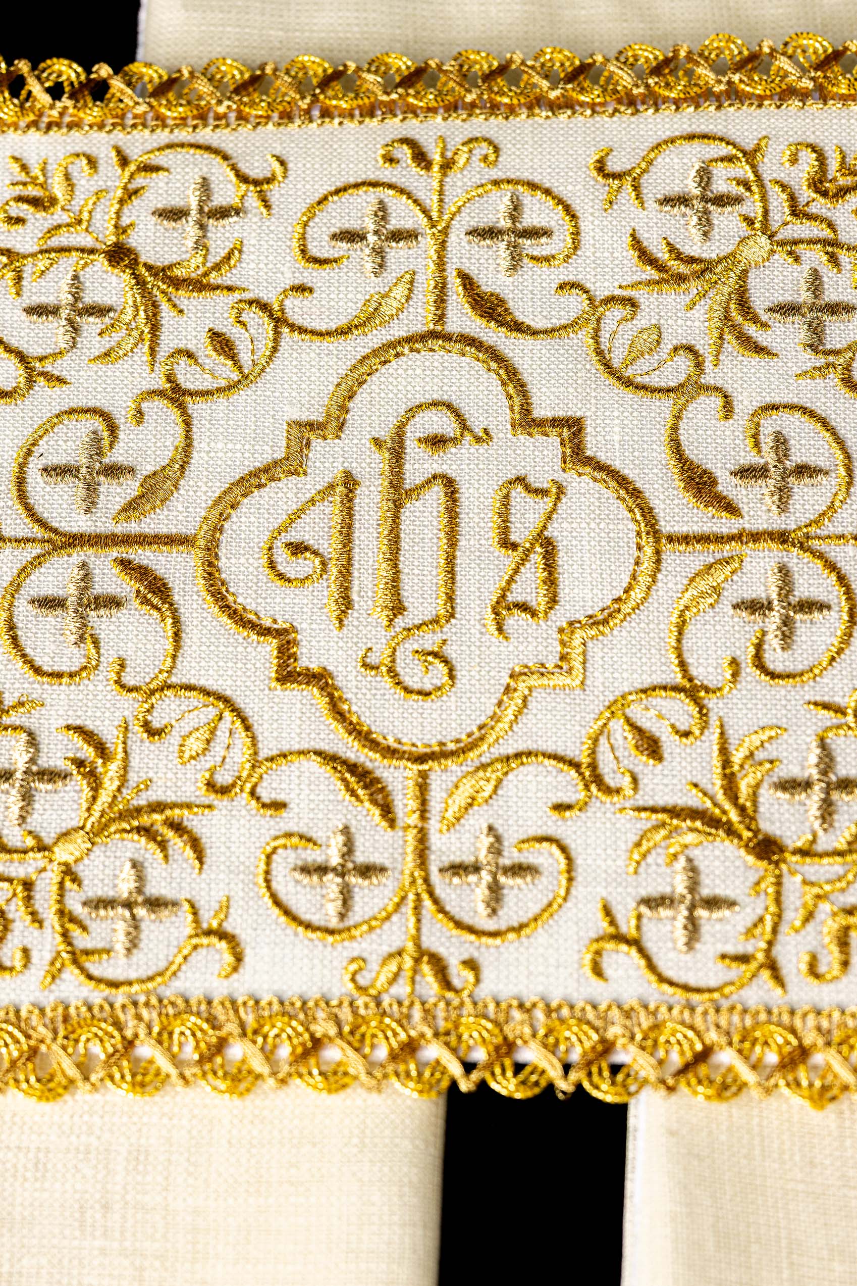 Conjunto de alfaias litúrgicas em linho ricamente bordado com IHS e motivos florais - chasubles.com.br