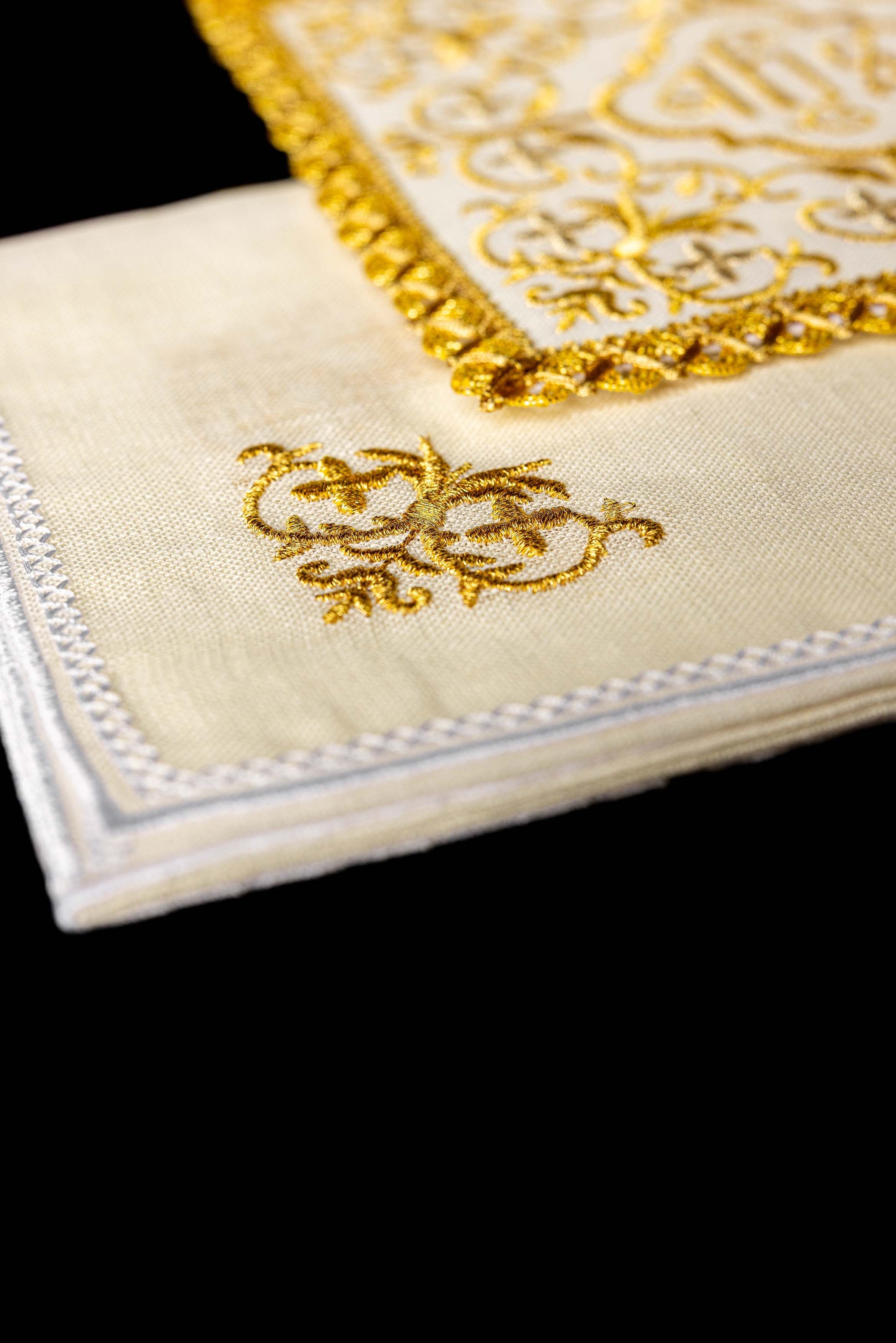 Conjunto de alfaias litúrgicas em linho ricamente bordado com IHS e motivos florais - chasubles.com.br