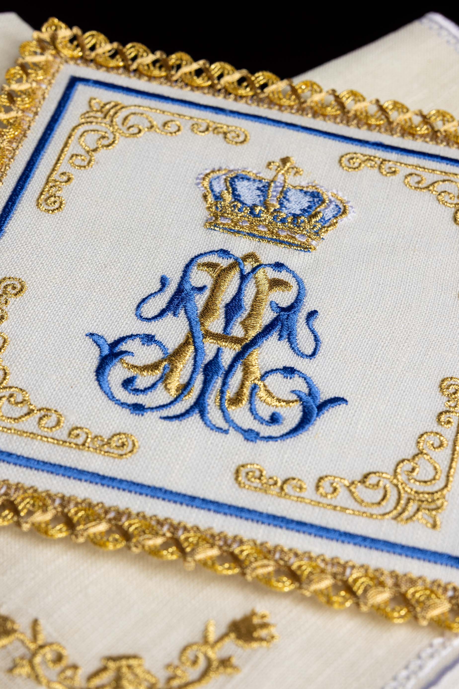 Conjunto de alfaias litúrgicas em linho com bordado mariano - chasubles.com.br