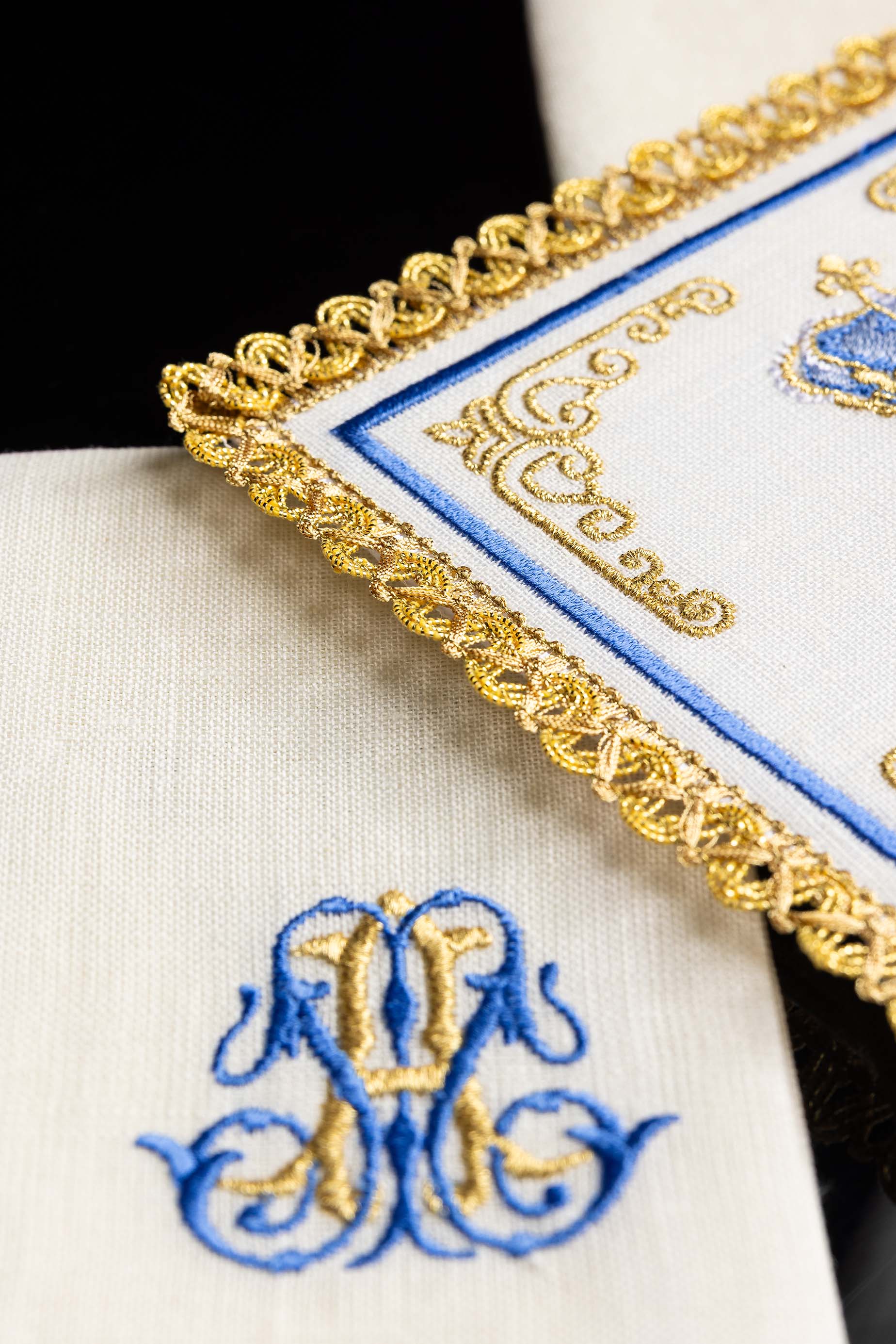 Conjunto de alfaias litúrgicas em linho com bordado mariano - chasubles.com.br