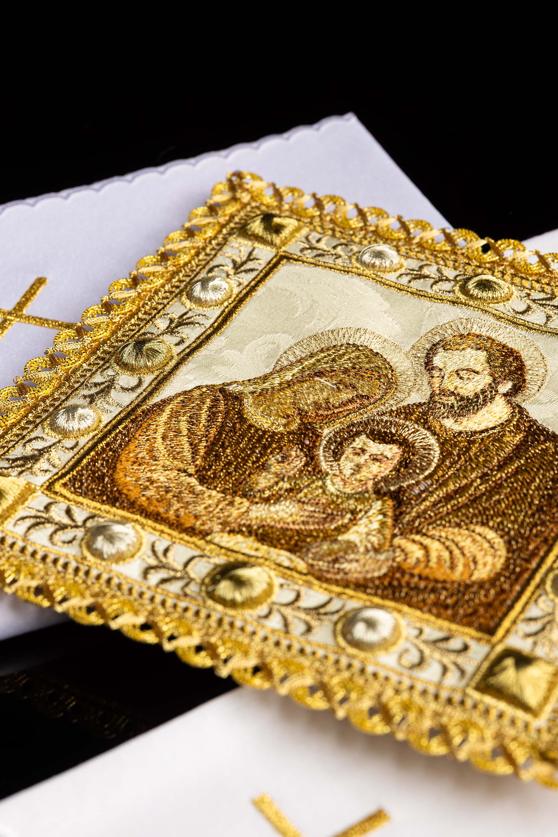 Conjunto de alfaias litúrgicas para o Natal com imagem da Sagrada Família - chasubles.com.br