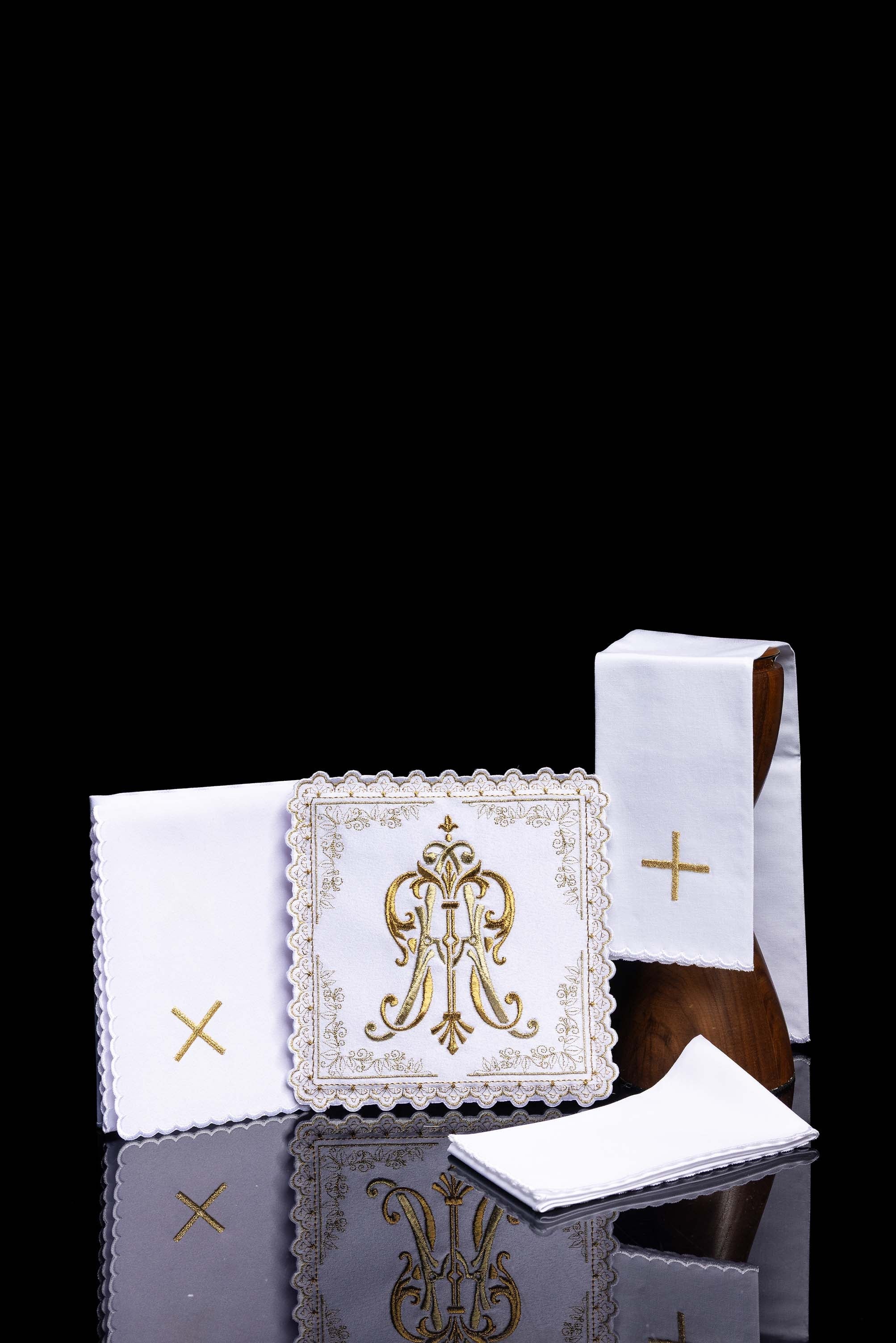 Conjunto de alfaias litúrgicas com bordado mariano dourado