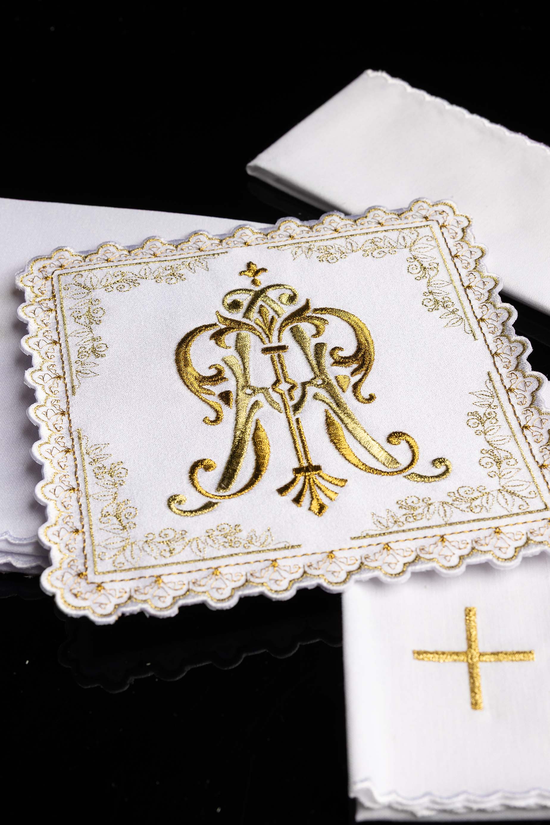 Conjunto de alfaias litúrgicas com bordado mariano dourado