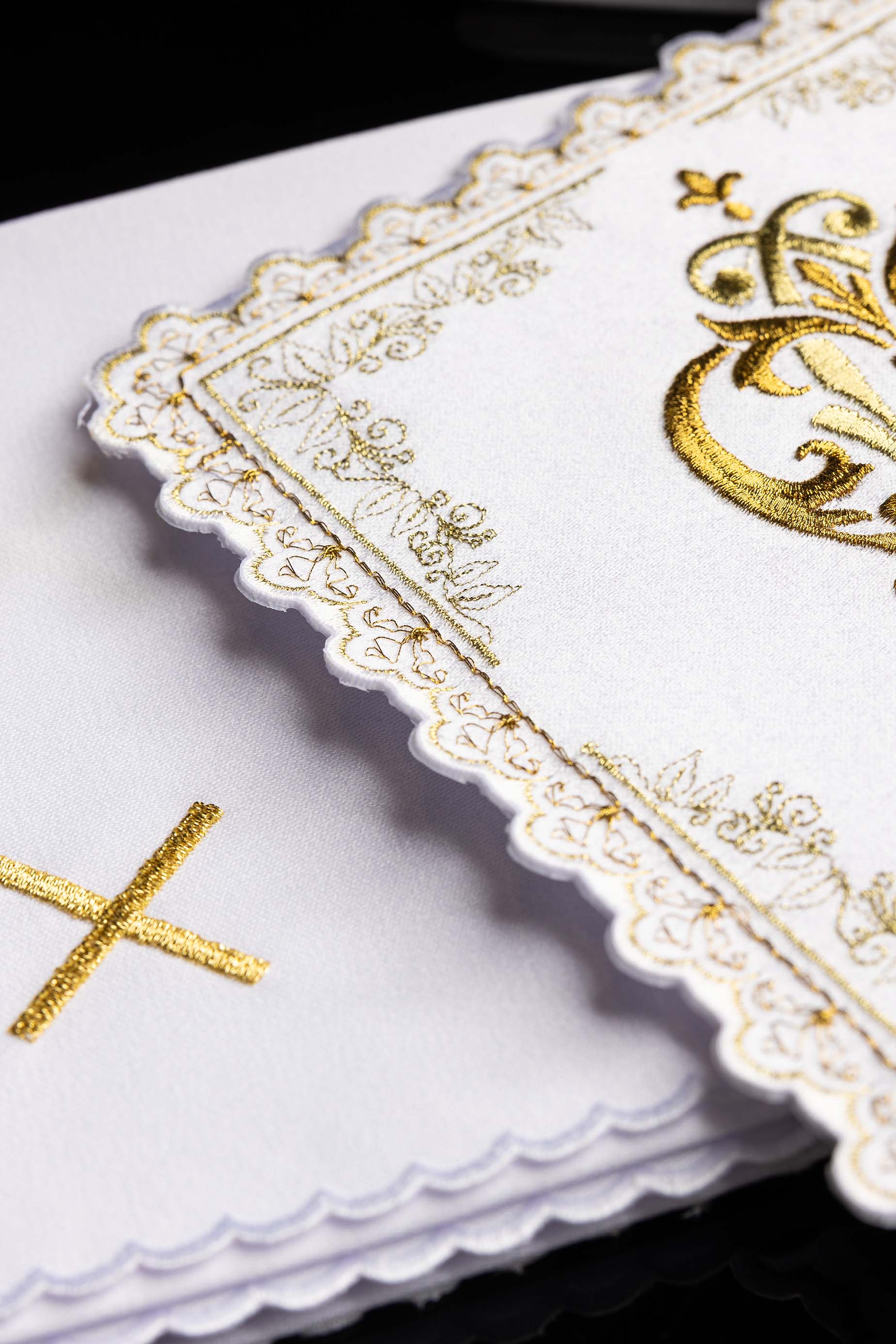 Conjunto de alfaias litúrgicas com bordado mariano dourado
