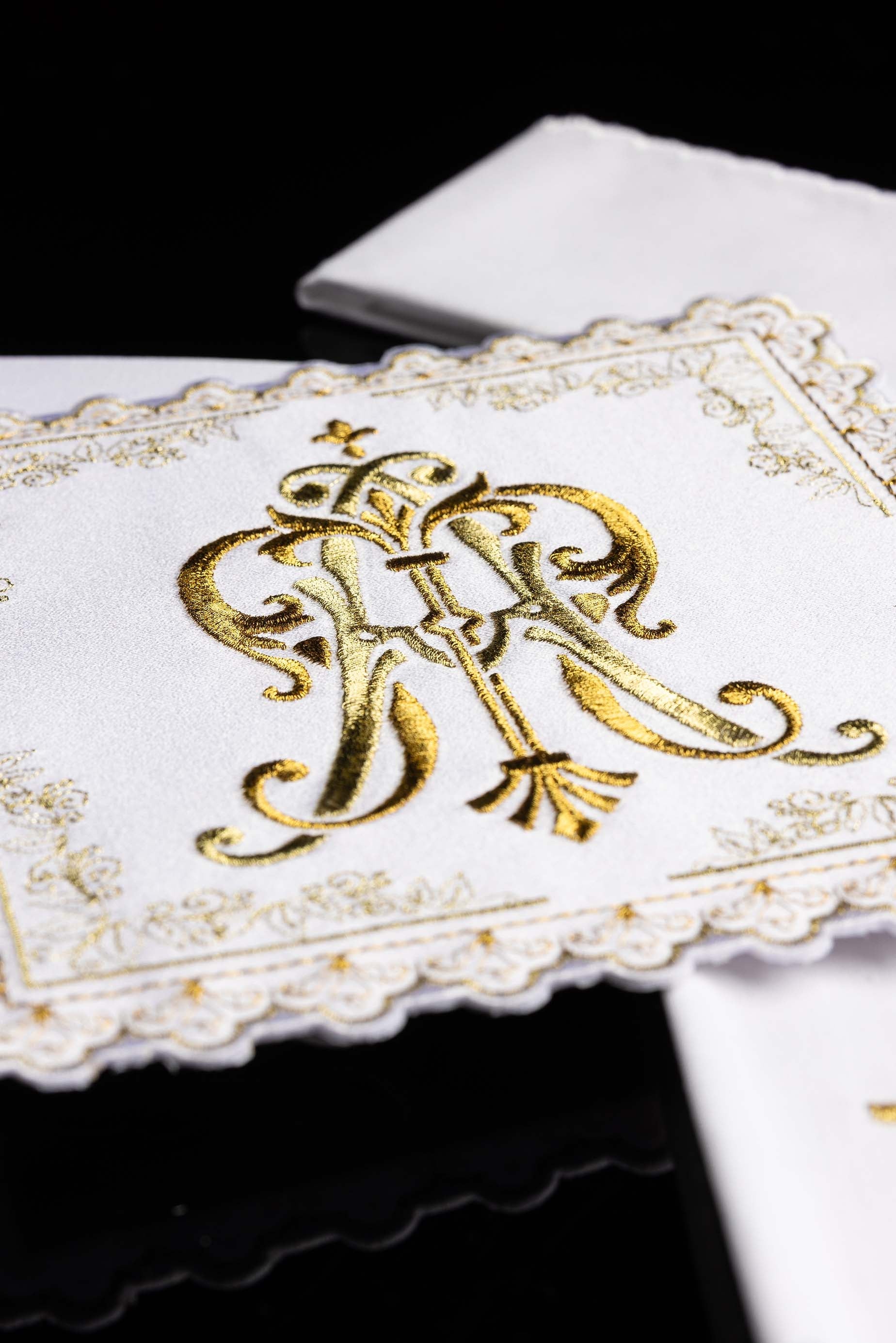 Conjunto de alfaias litúrgicas com bordado mariano dourado