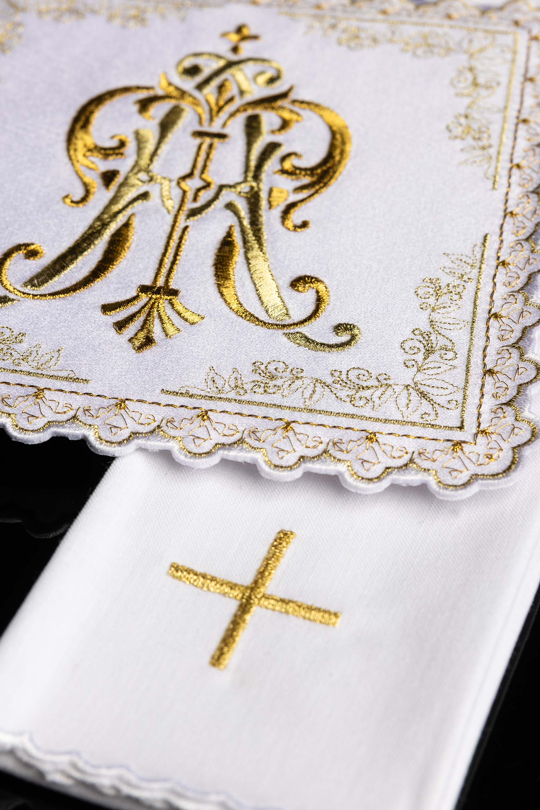 Conjunto de alfaias litúrgicas com bordado mariano dourado