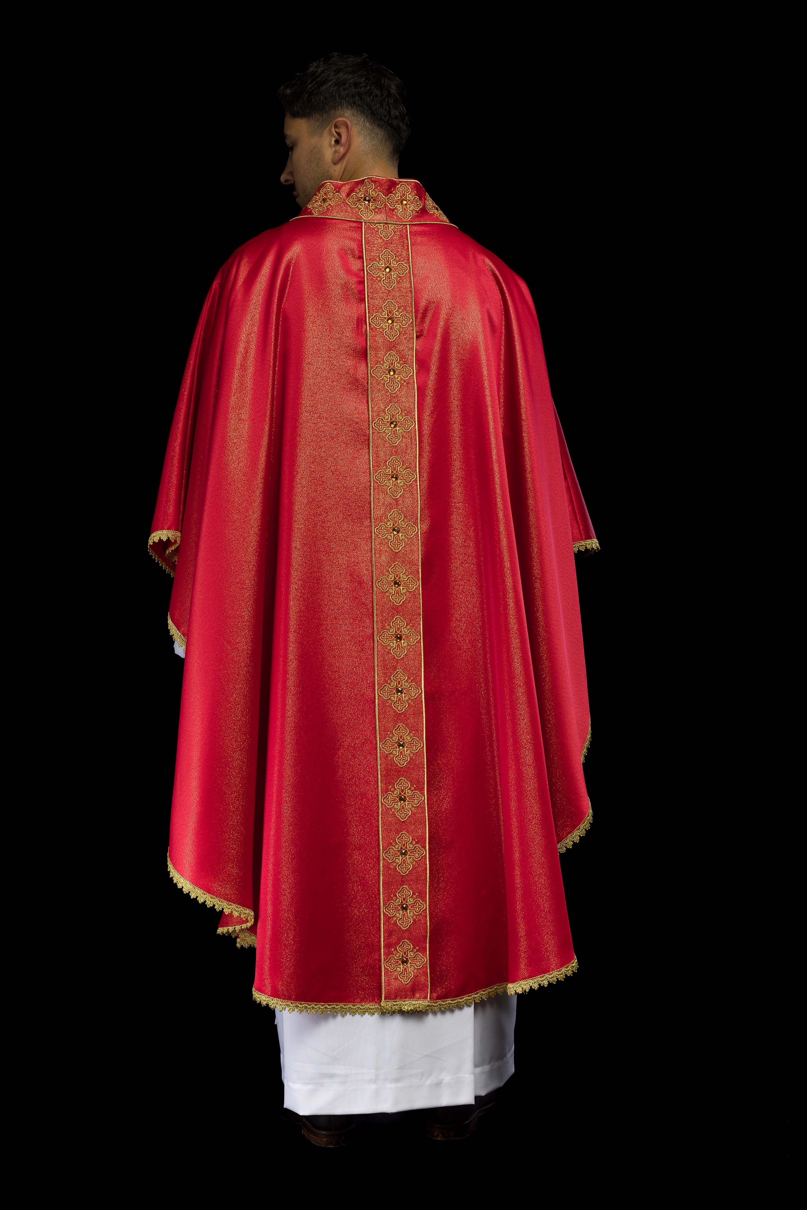 Casula vermelha com faixa e gola bordadas, adornada com pedras - chasubles.com.br