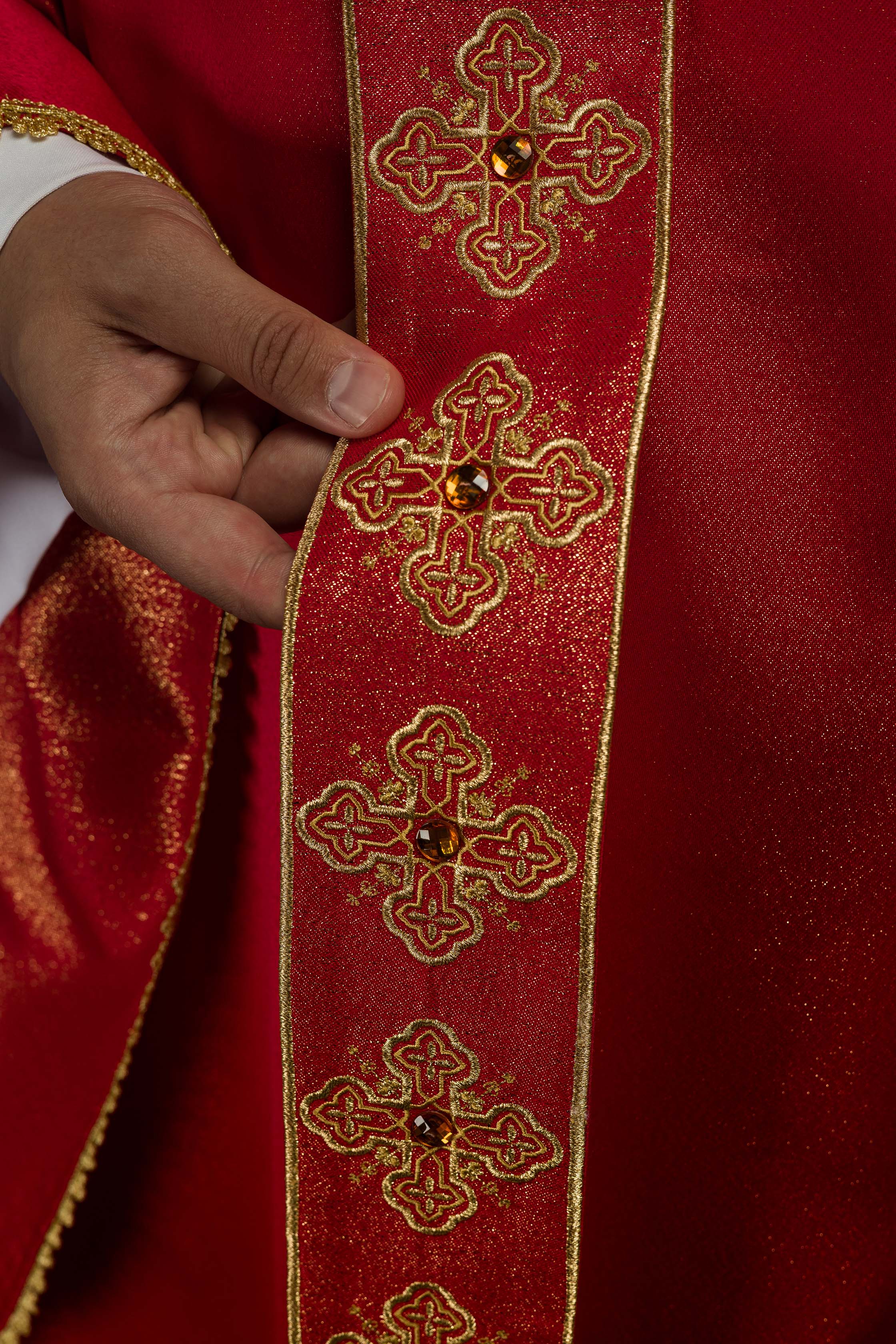 Casula vermelha com faixa e gola bordadas, adornada com pedras - chasubles.com.br