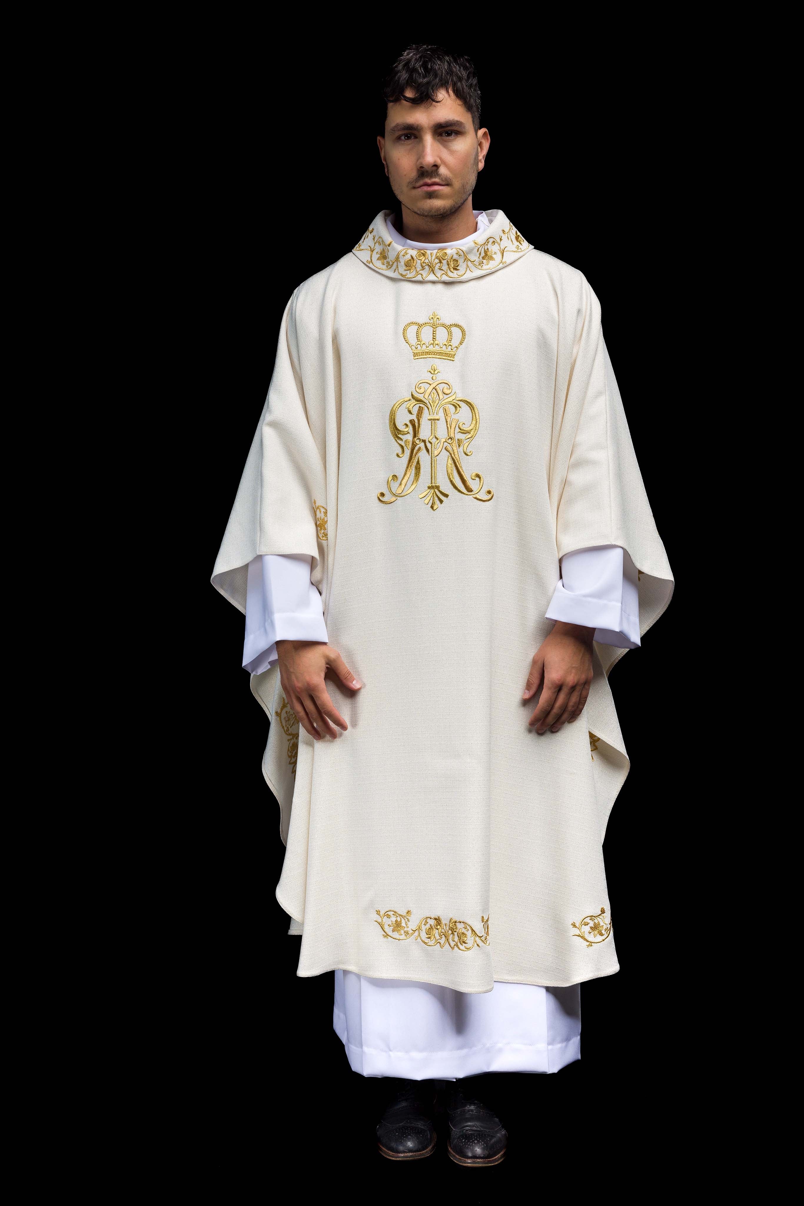 Casula litúrgica creme com brasão mariano bordado e coroa