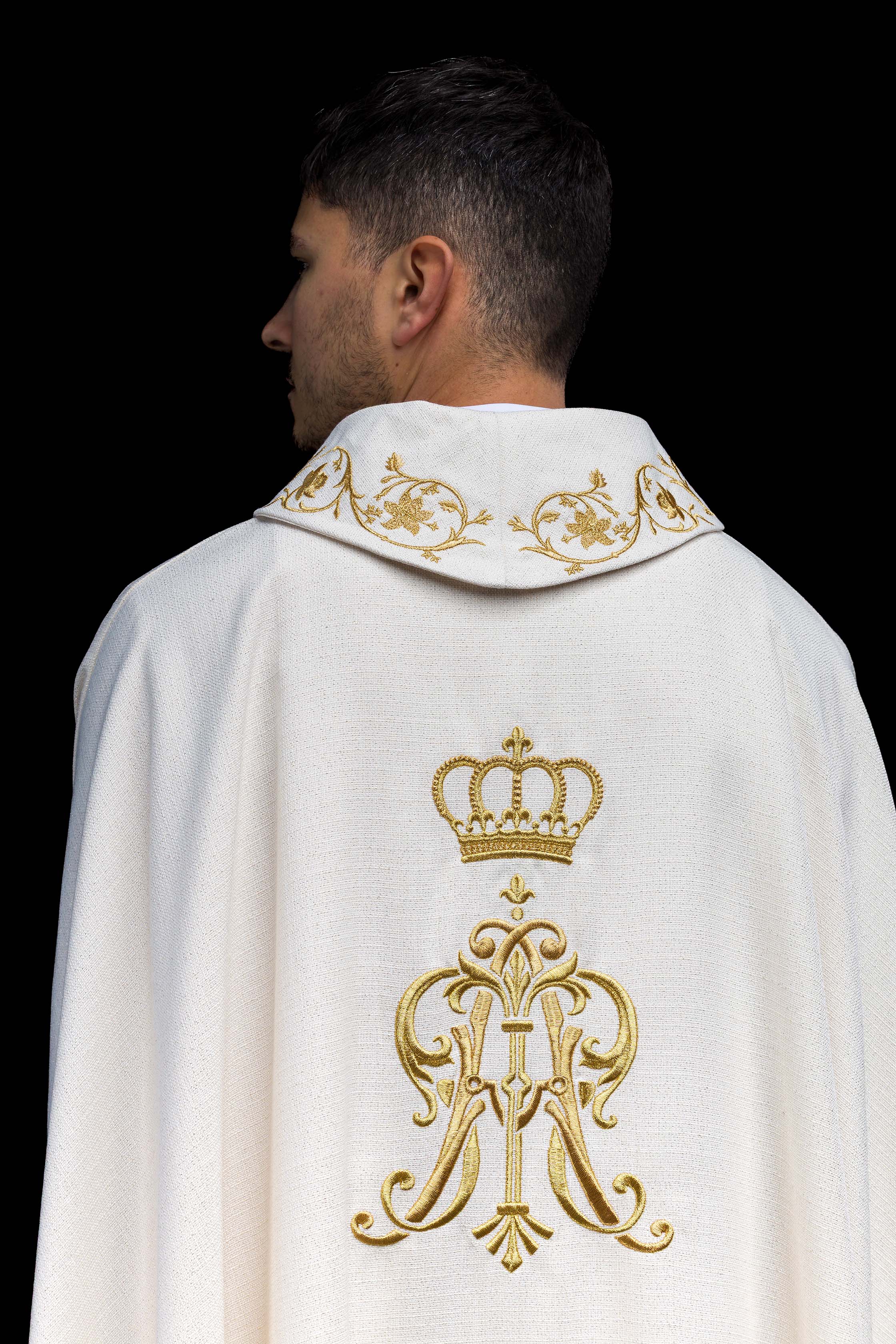 Casula litúrgica creme com brasão mariano bordado e coroa