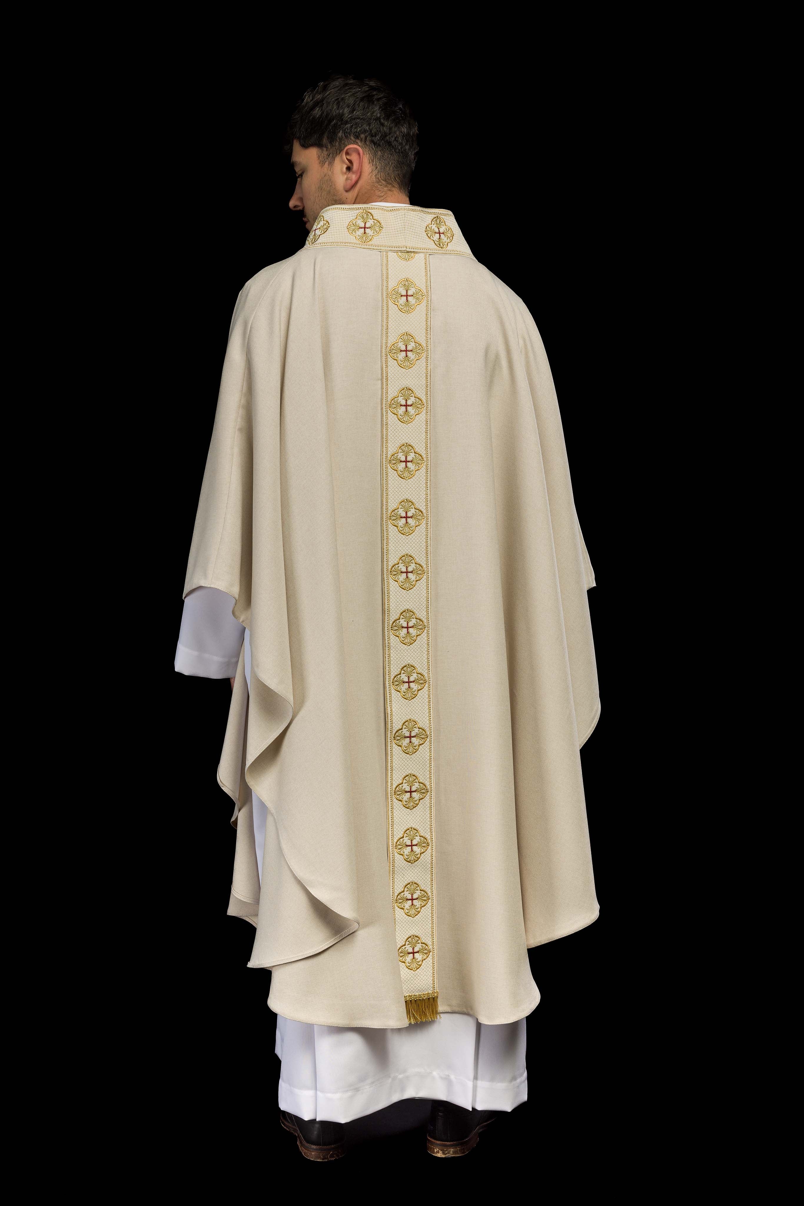 Casula creme com faixa e gola bordadas com cruzes - chasubles.com.br
