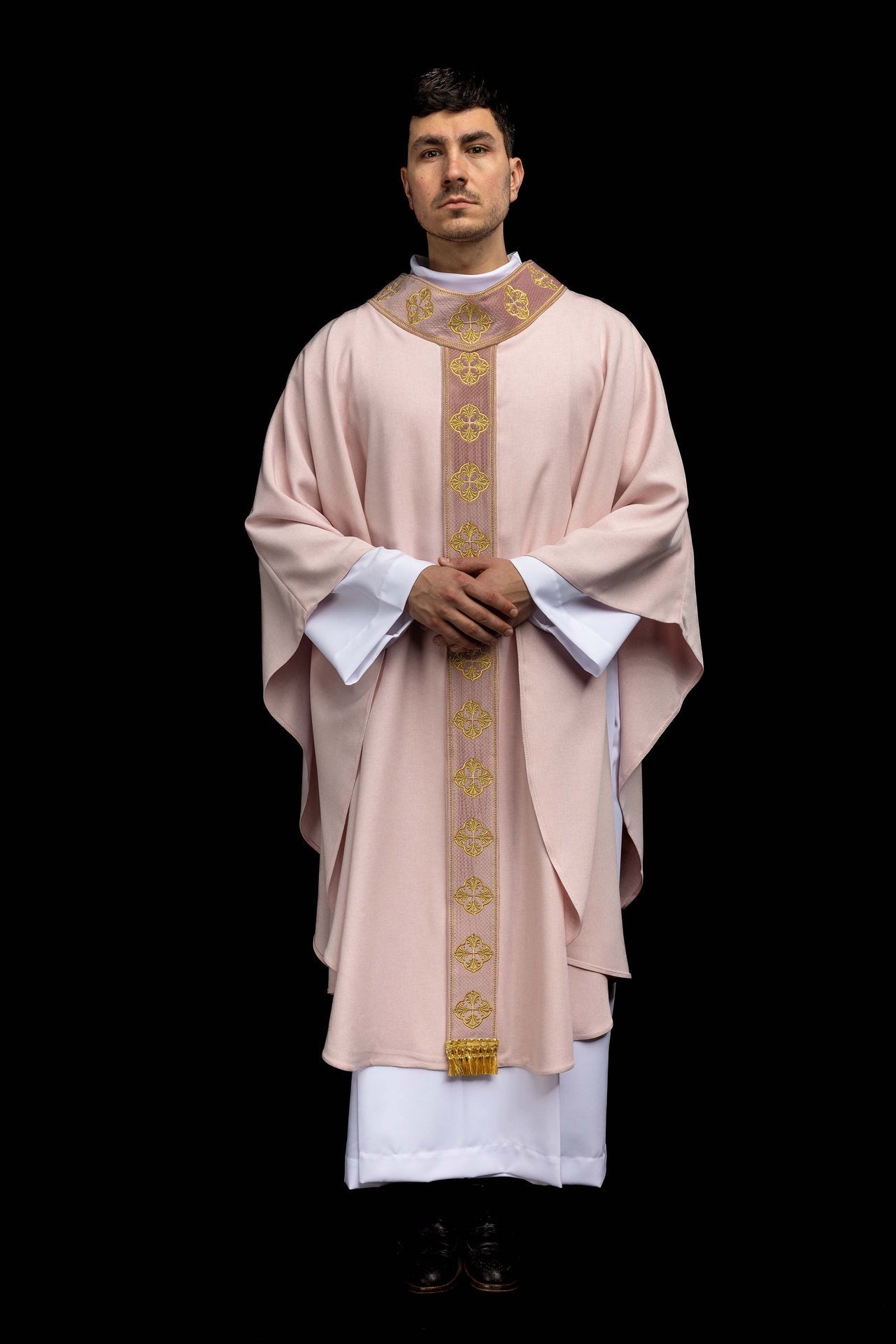 Casula rosa com faixa e gola bordadas com cruzes - chasubles.com.br