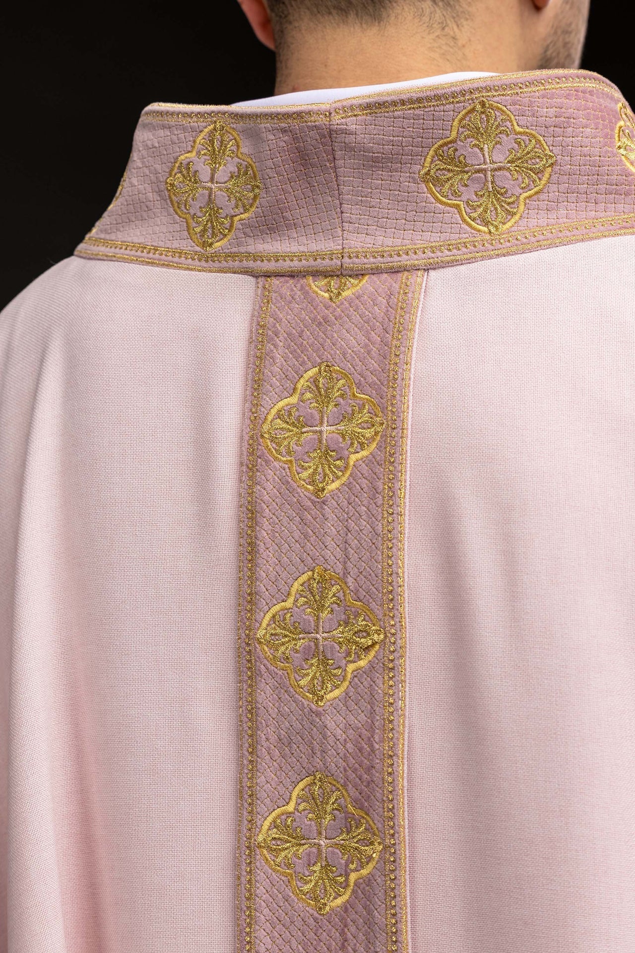 Casula rosa com faixa e gola bordadas com cruzes - chasubles.com.br