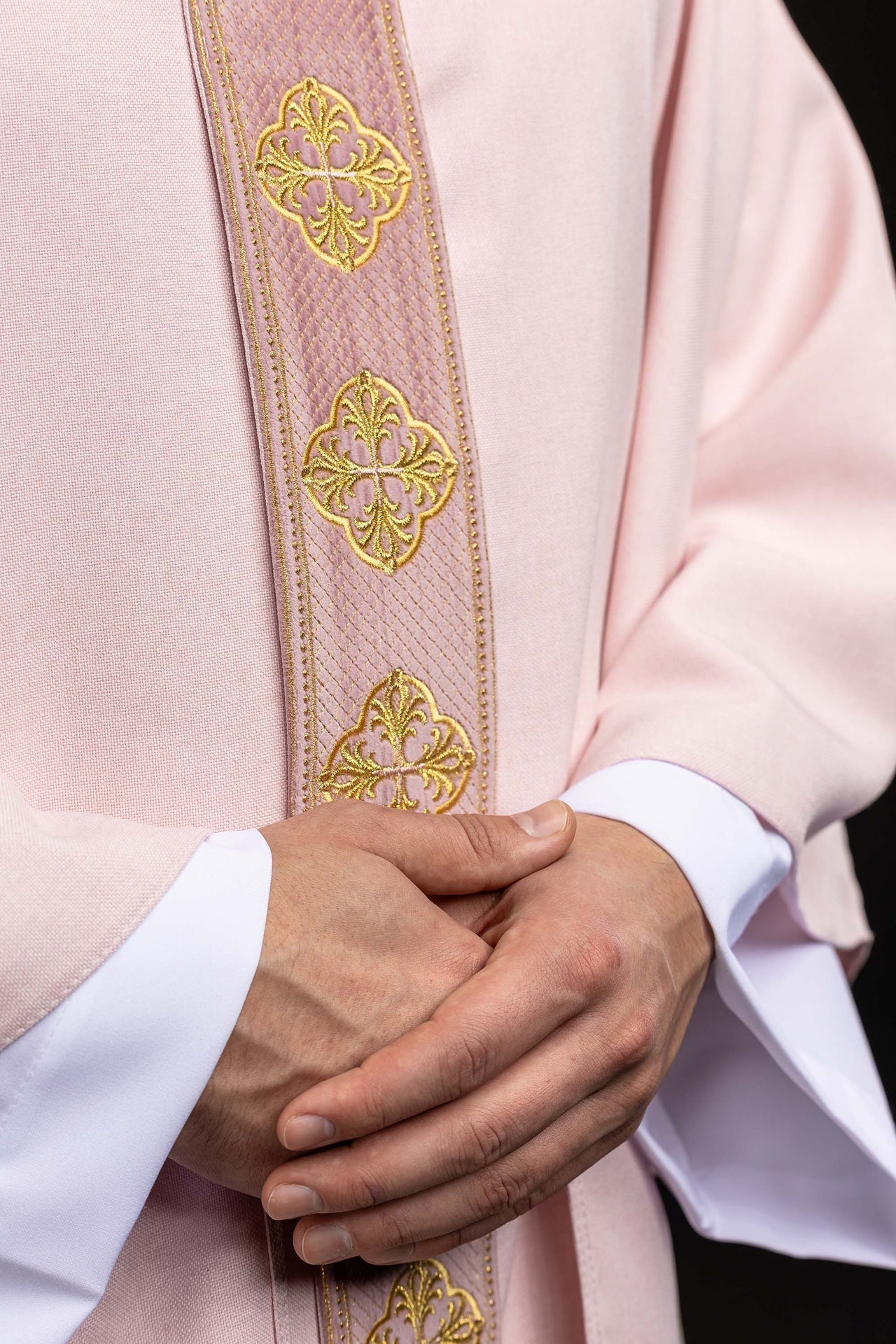Casula rosa com faixa e gola bordadas com cruzes - chasubles.com.br