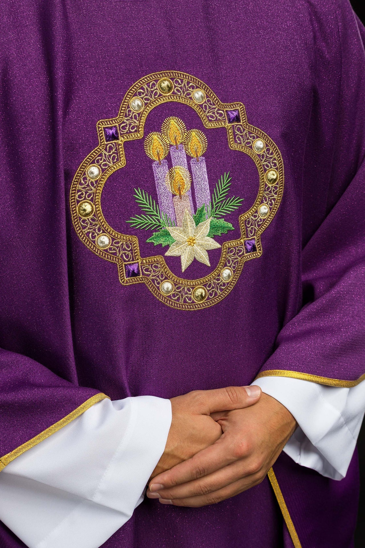 Casula roxa bordada para o Advento em tecido brilhante