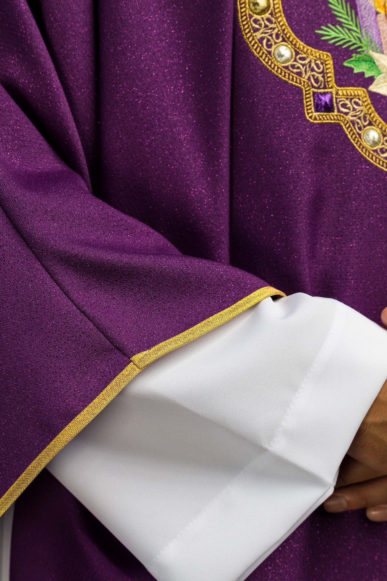 Casula roxa bordada para o Advento em tecido brilhante
