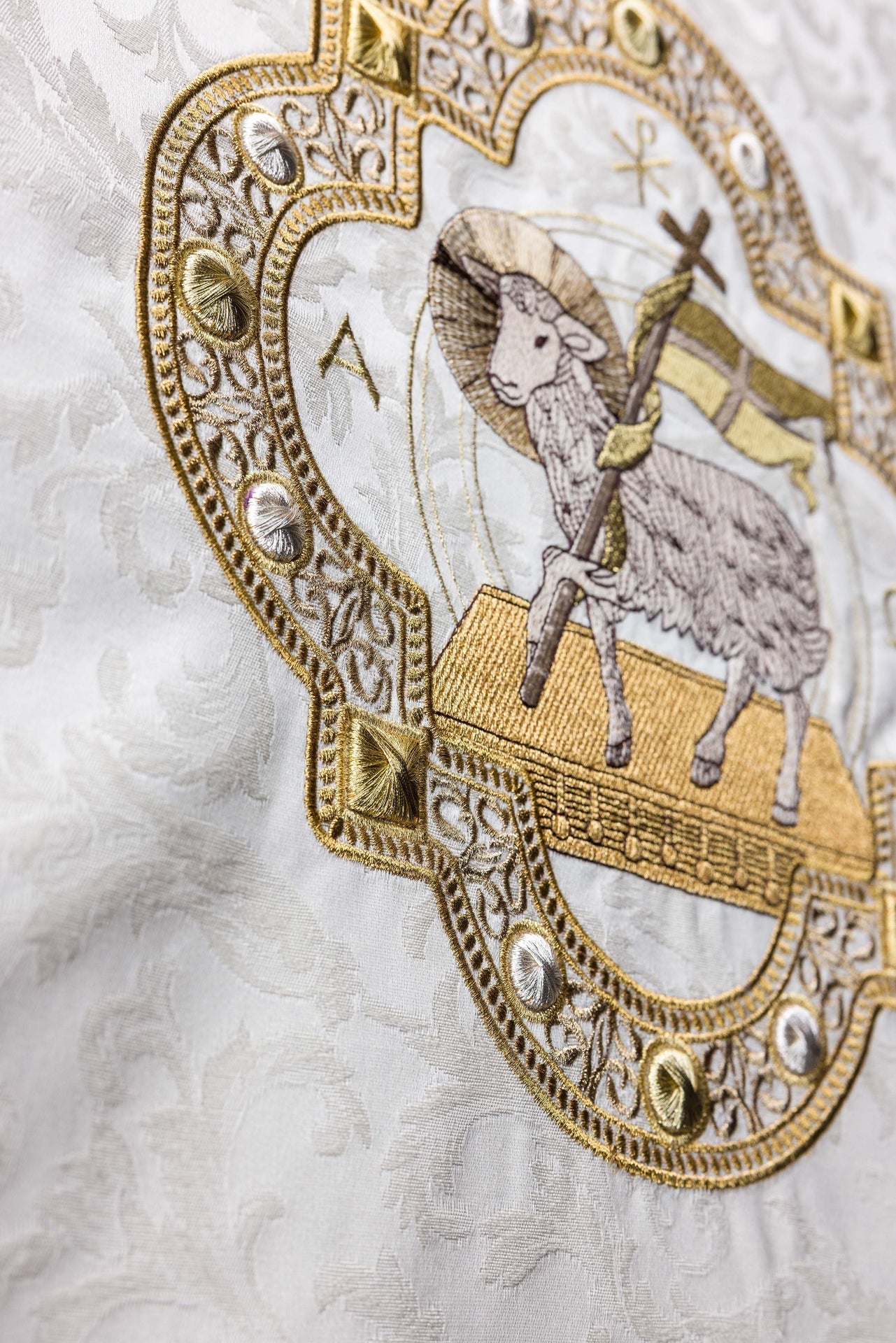 Pano para ambão com bordado de Cordeiro Pascal em tecido jacquard creme