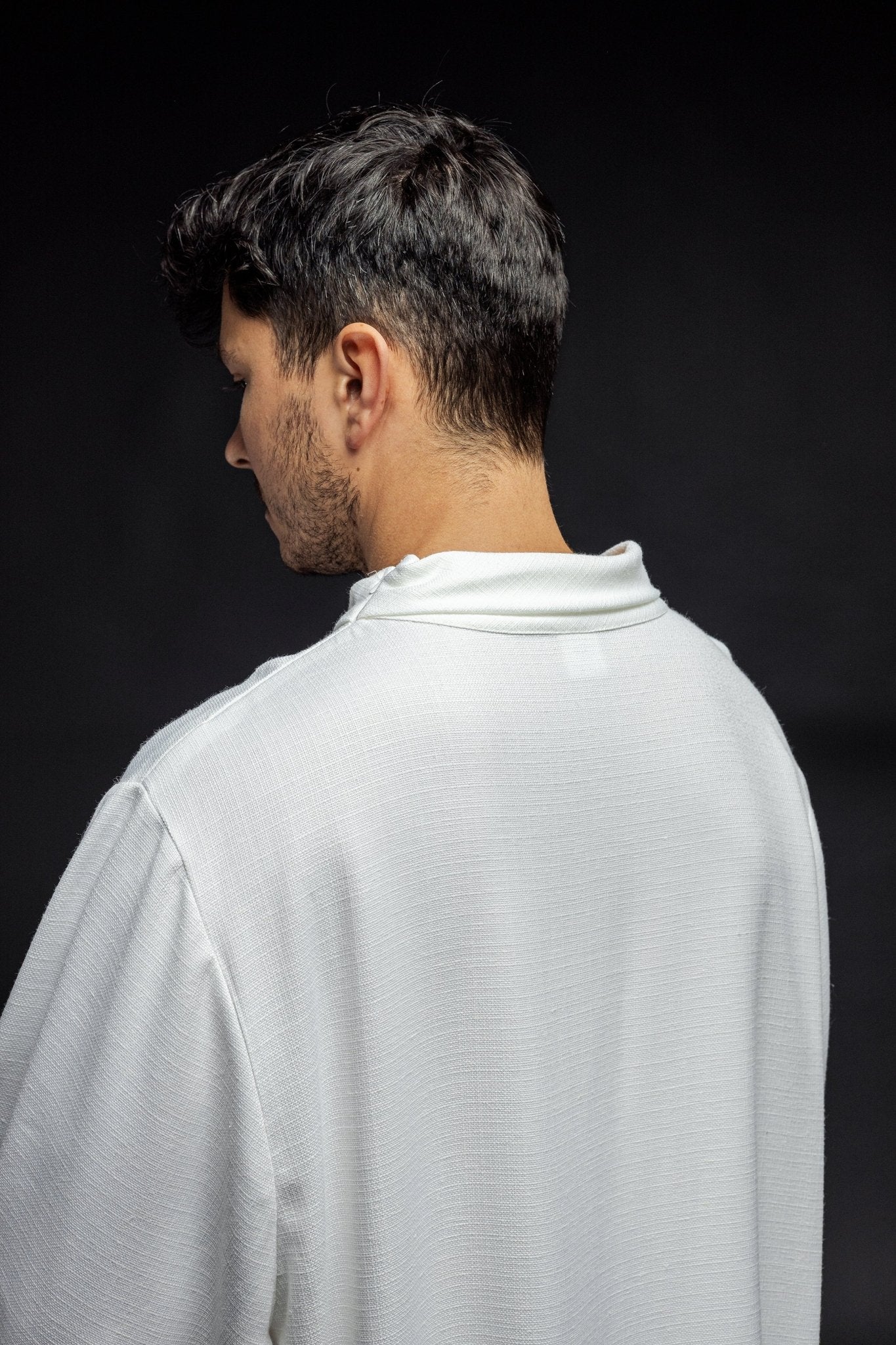Alva sacerdotal de linho com tecido de trama natural branca