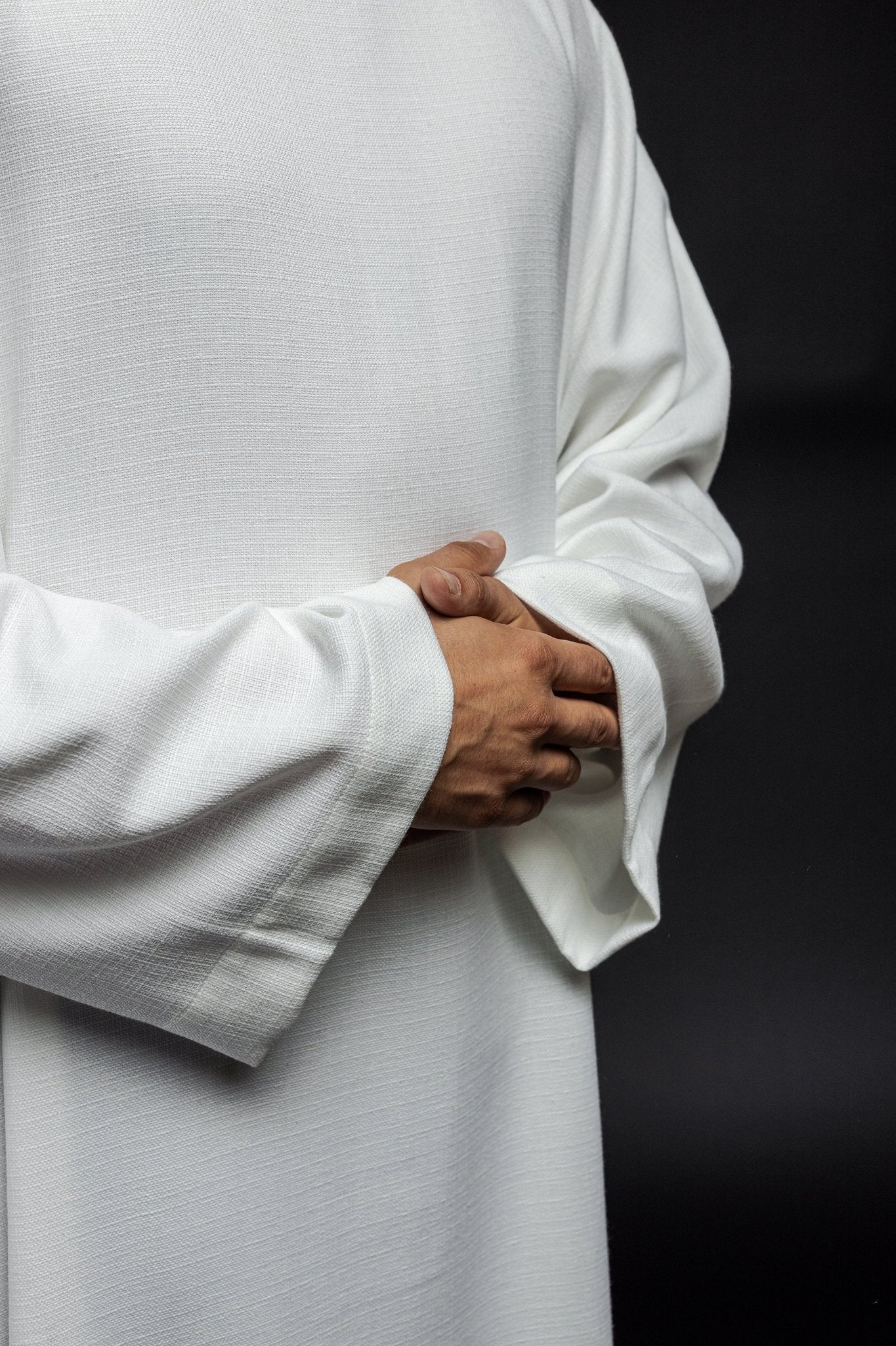 Alva sacerdotal de linho com tecido de trama natural branca