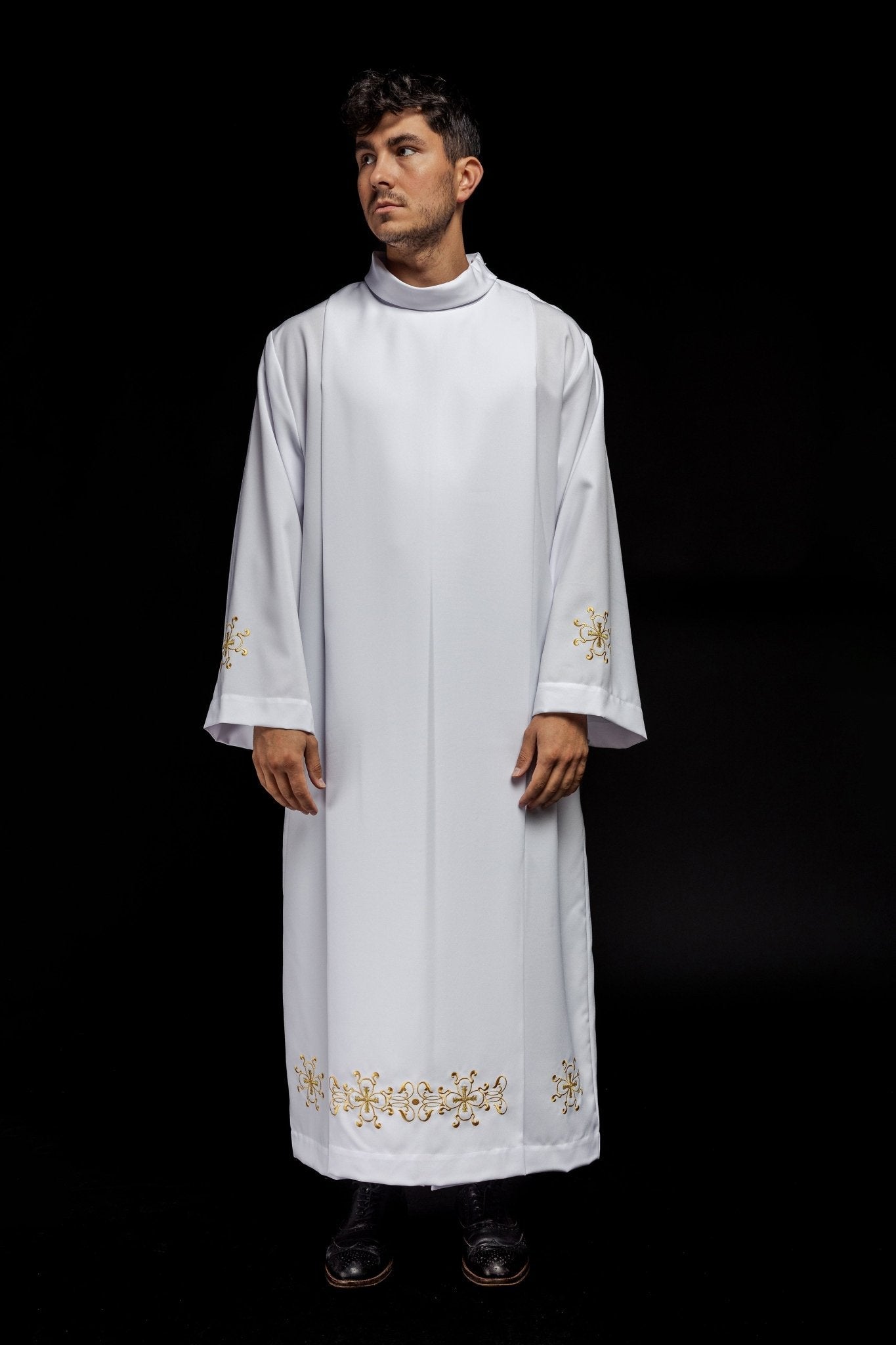 Alva sacerdotal branca com gola alta e bordado floral
