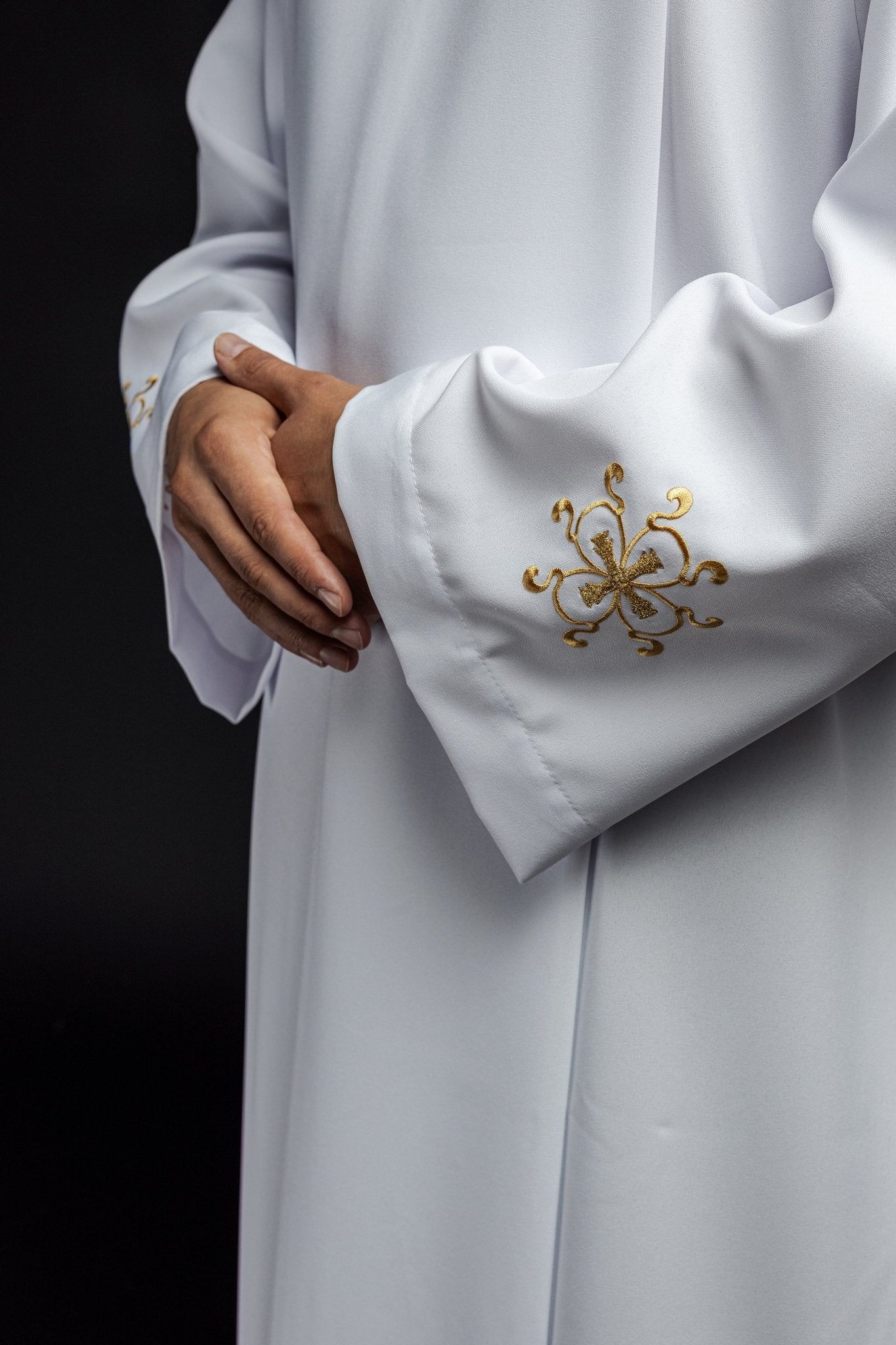 Alva sacerdotal branca com gola alta e bordado floral