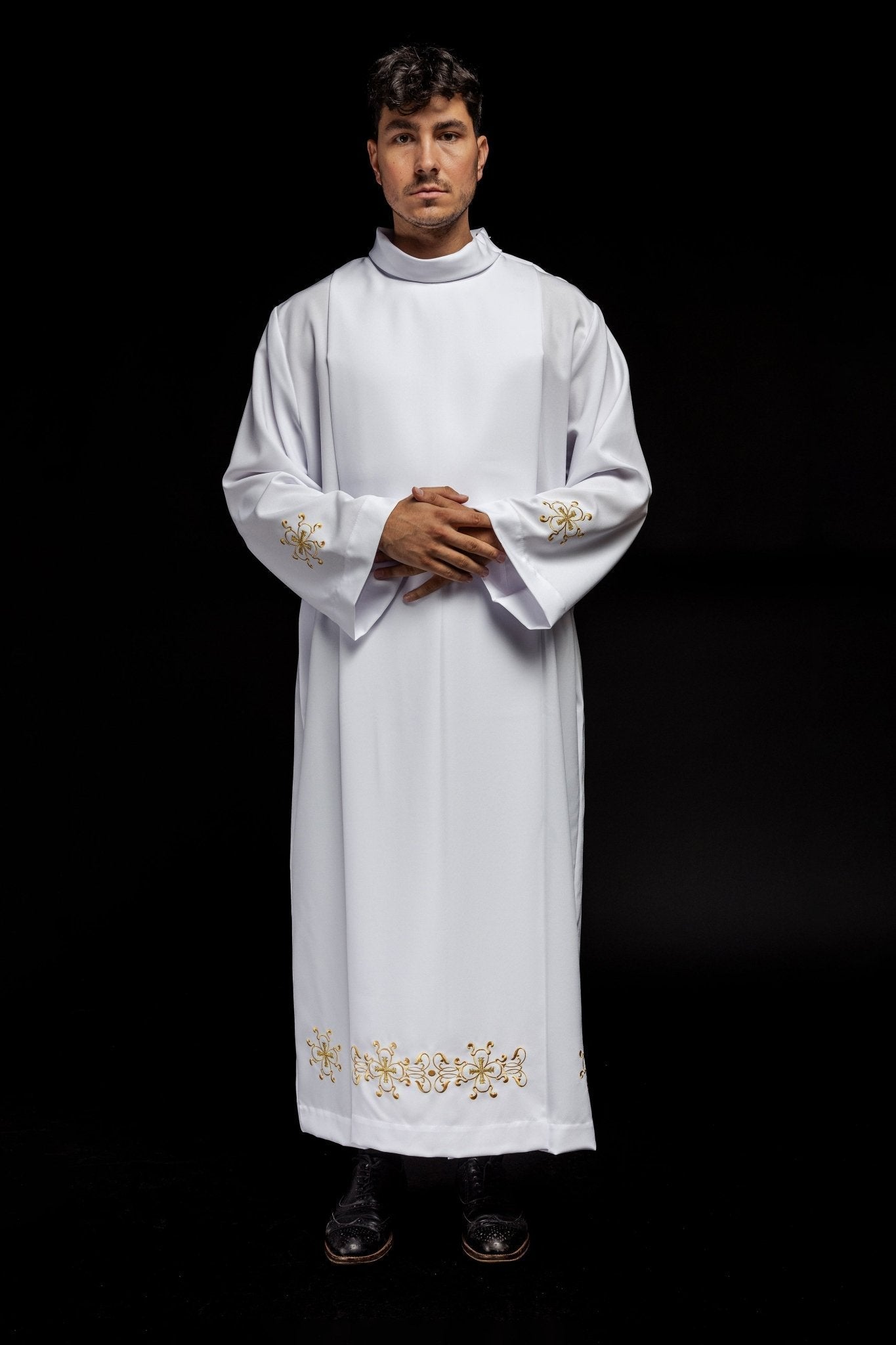 Alva sacerdotal branca com gola alta e bordado floral