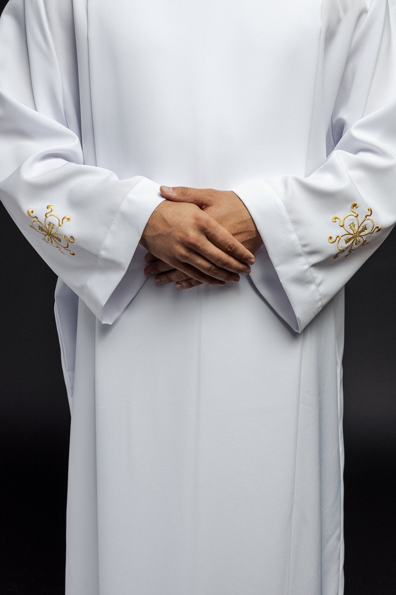Alva sacerdotal branca com gola alta e bordado floral