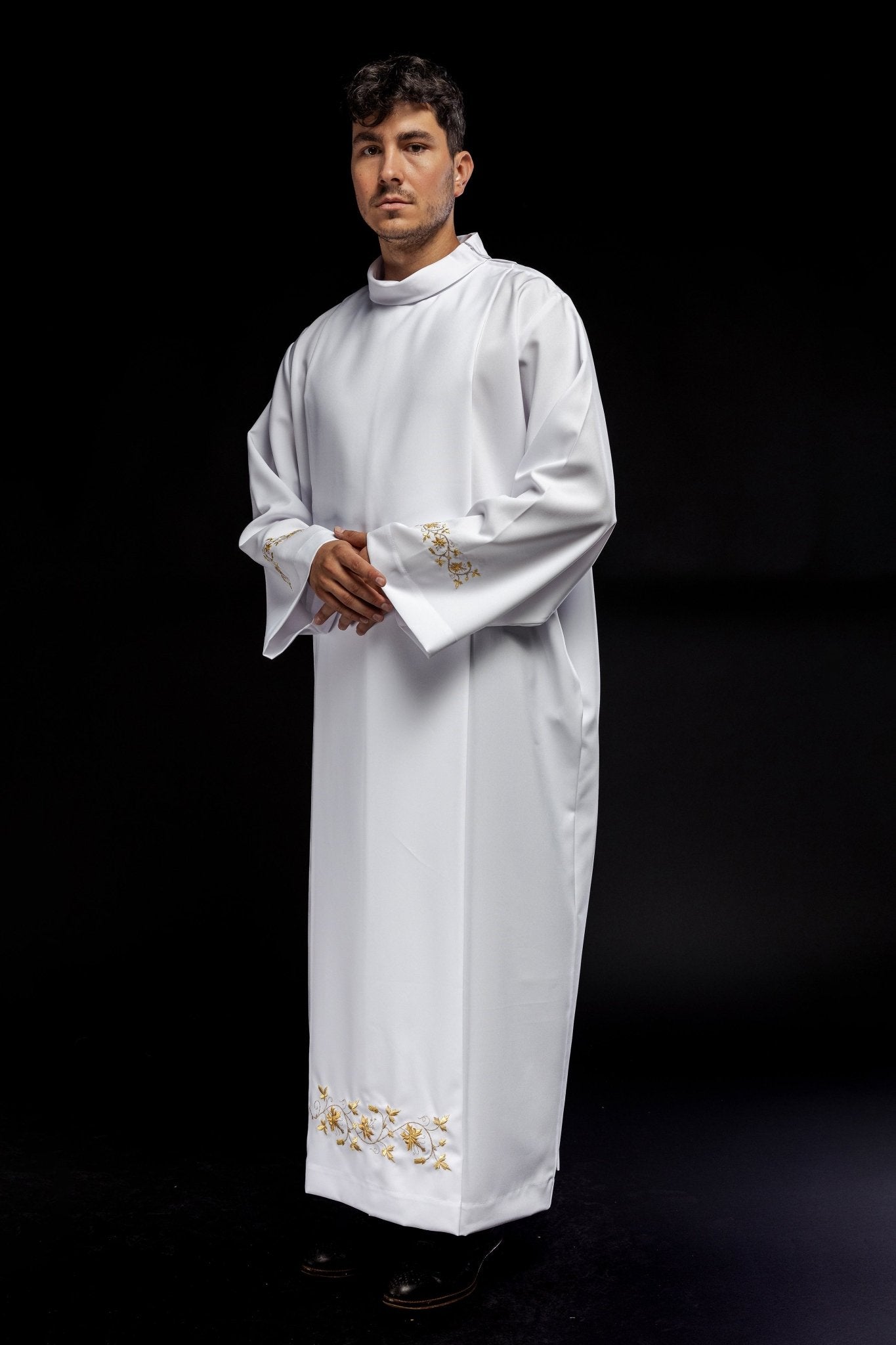 Alva sacerdotal bordada com gola alta branca