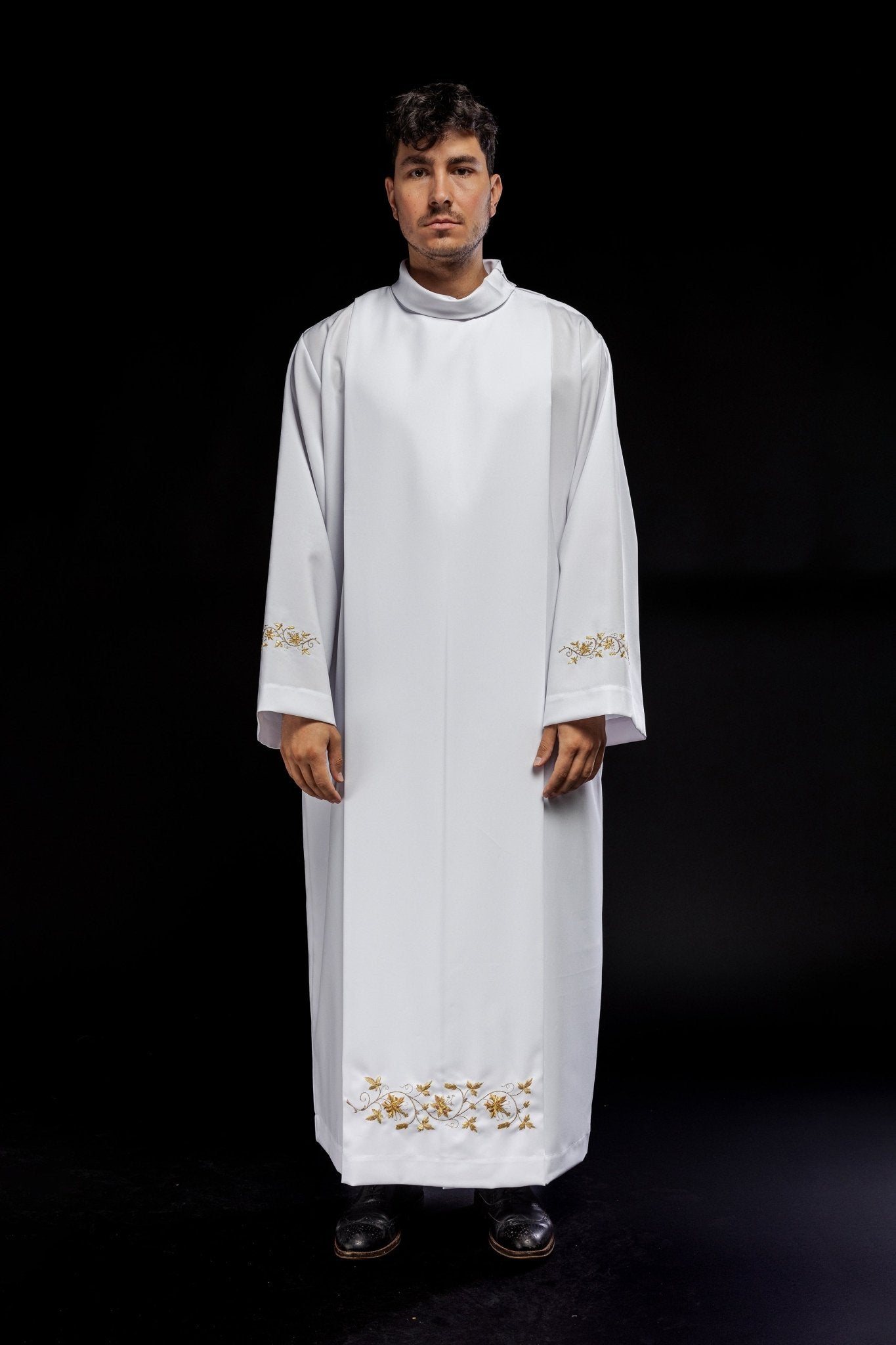 Alva sacerdotal bordada com gola alta branca