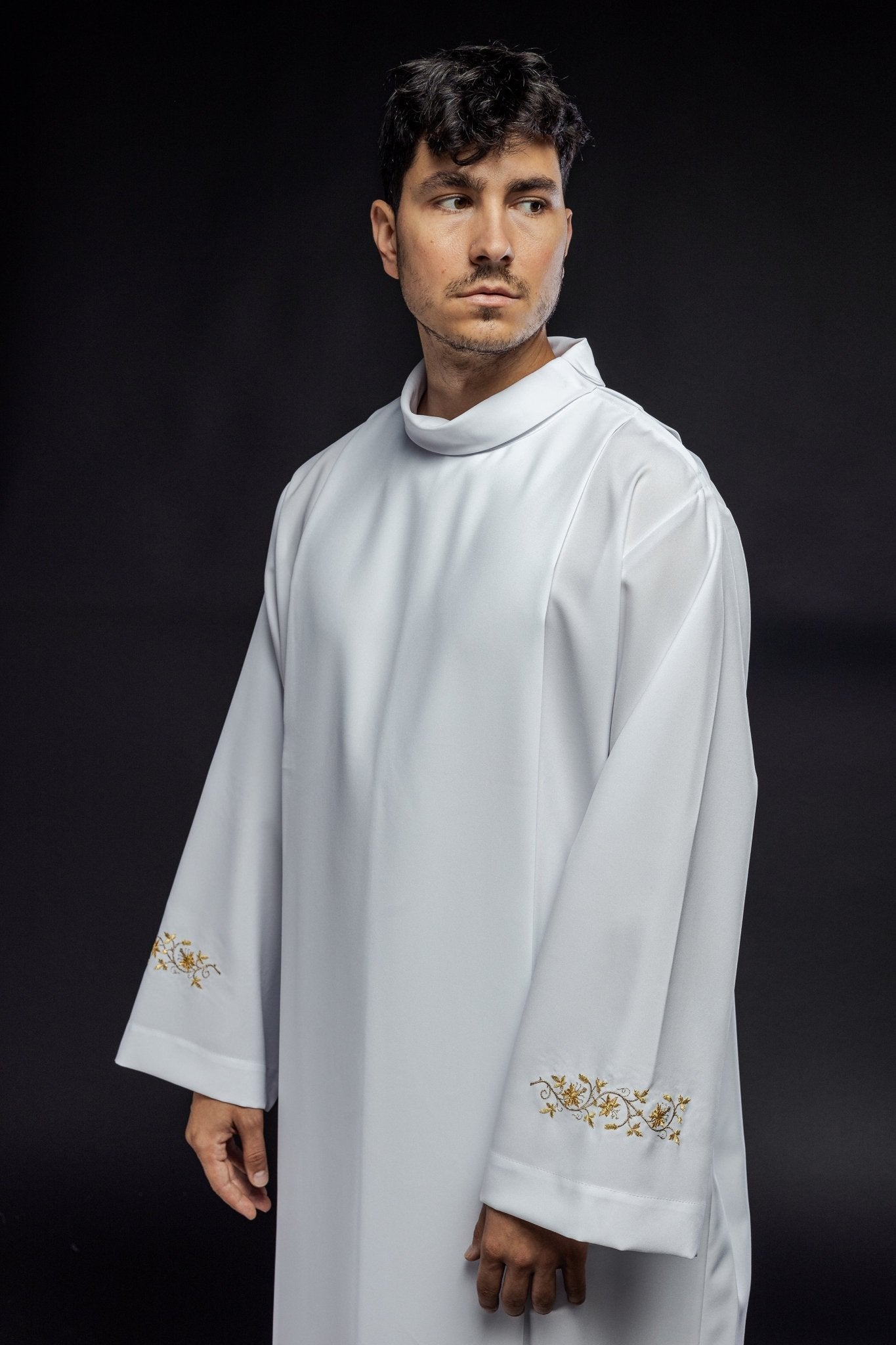 Alva sacerdotal bordada com gola alta branca
