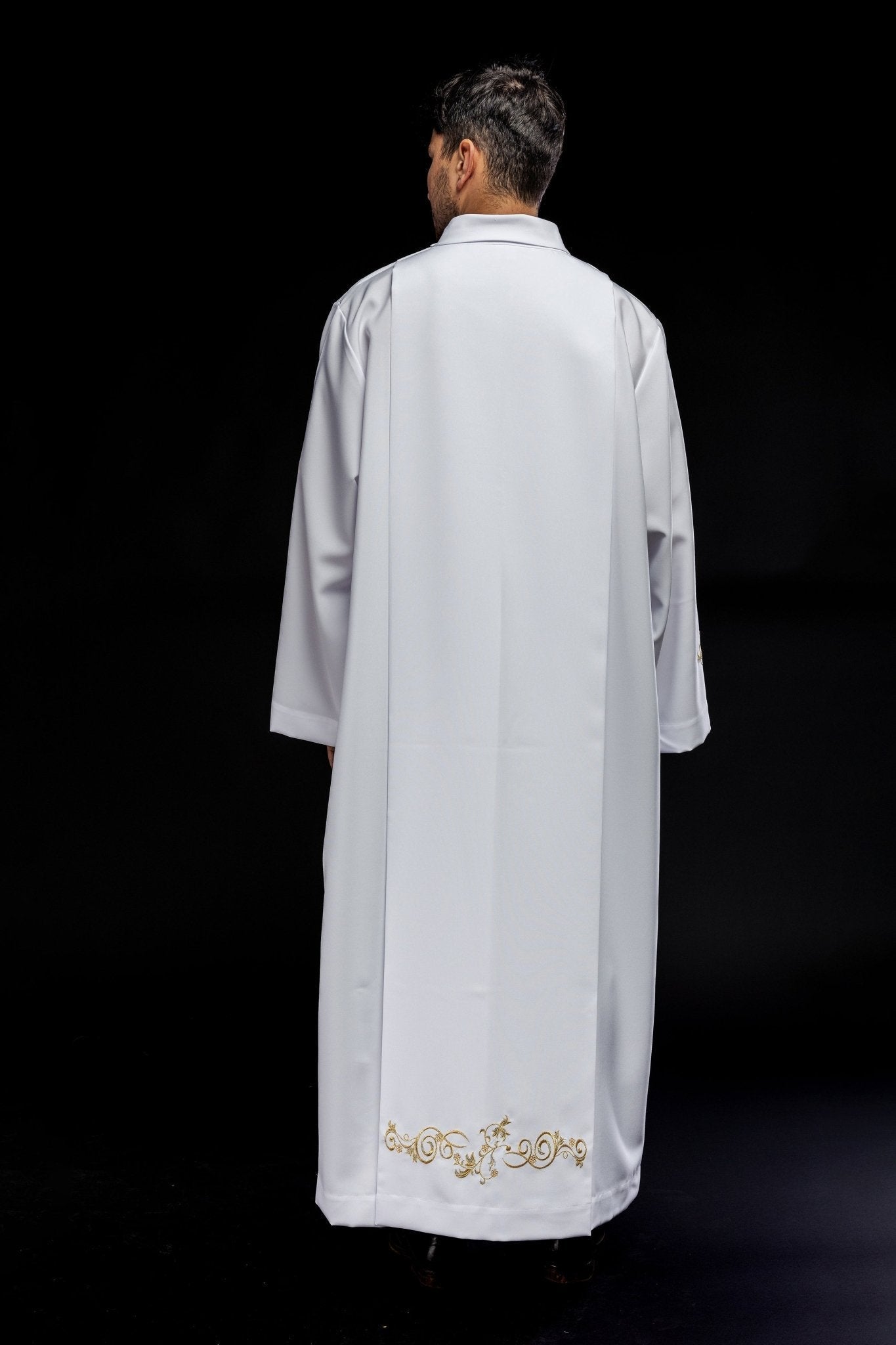 Alva sacerdotal lisa branca com gola alta e bordado decorativo