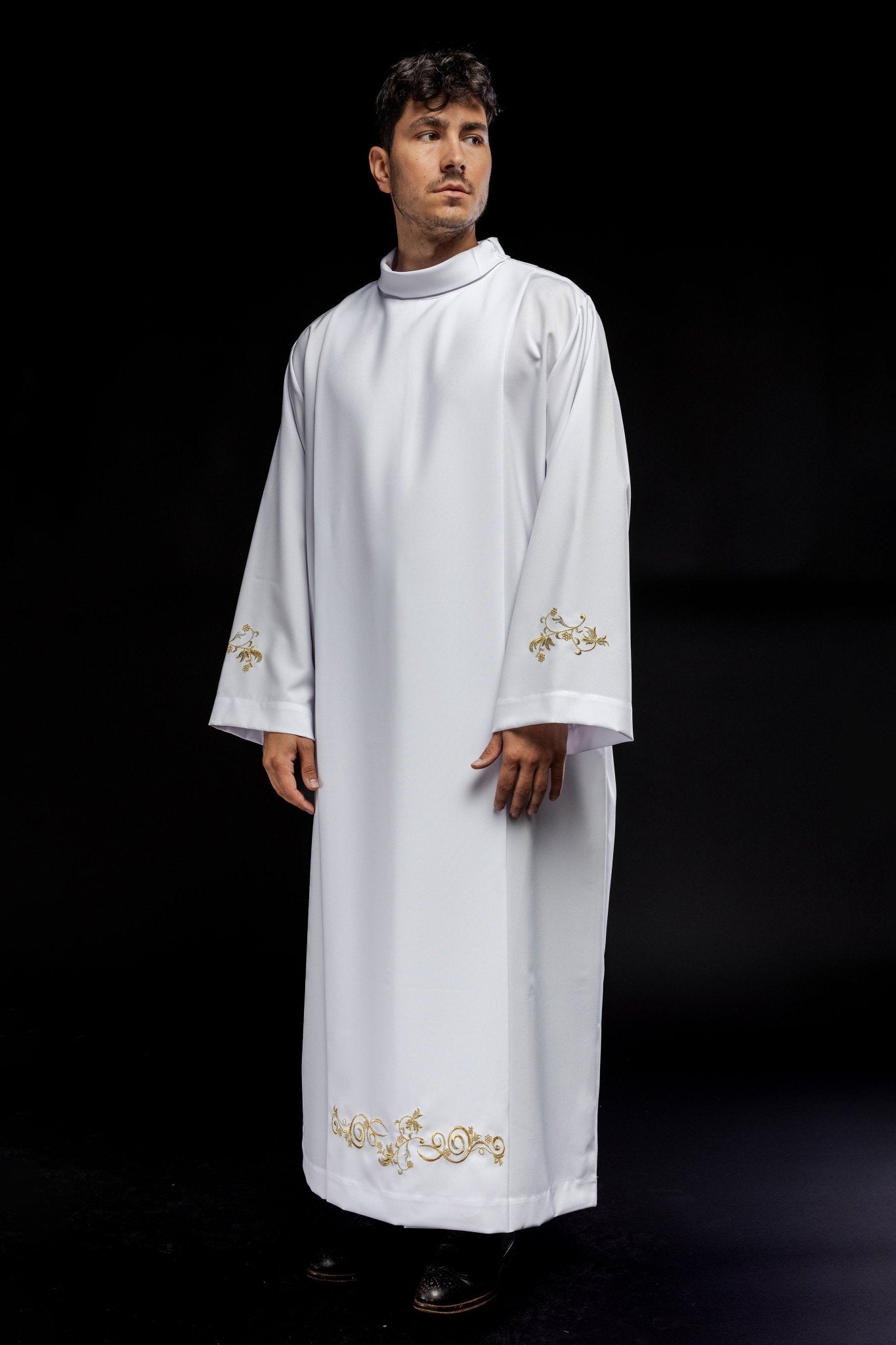 Alva sacerdotal lisa branca com gola alta e bordado decorativo