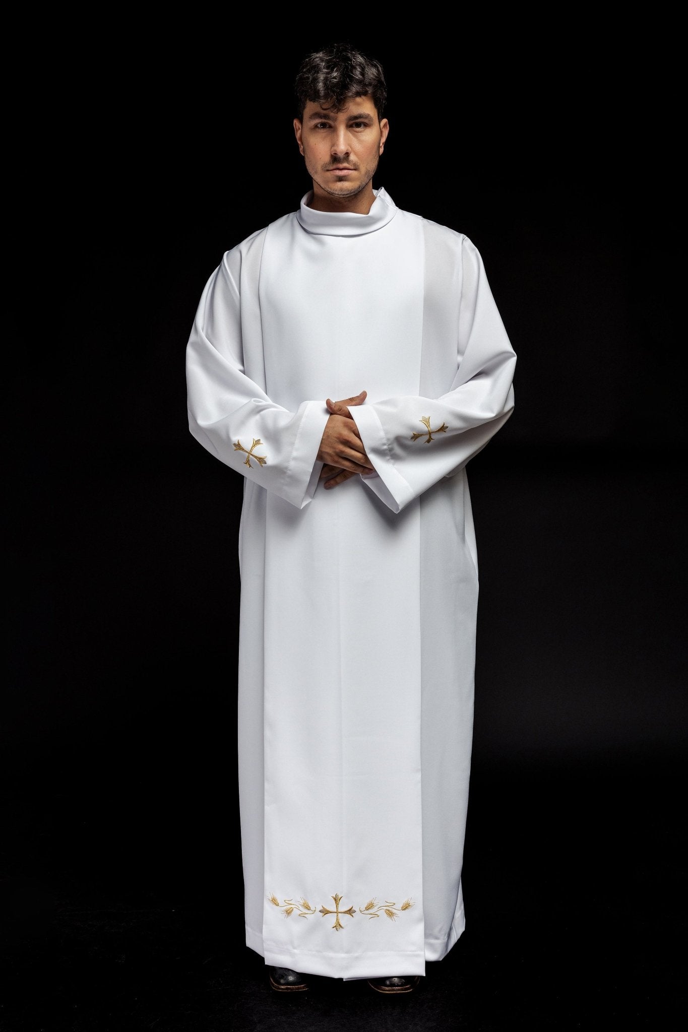 Alva sacerdotal branca lisa com gola alta e bordado de cruzes