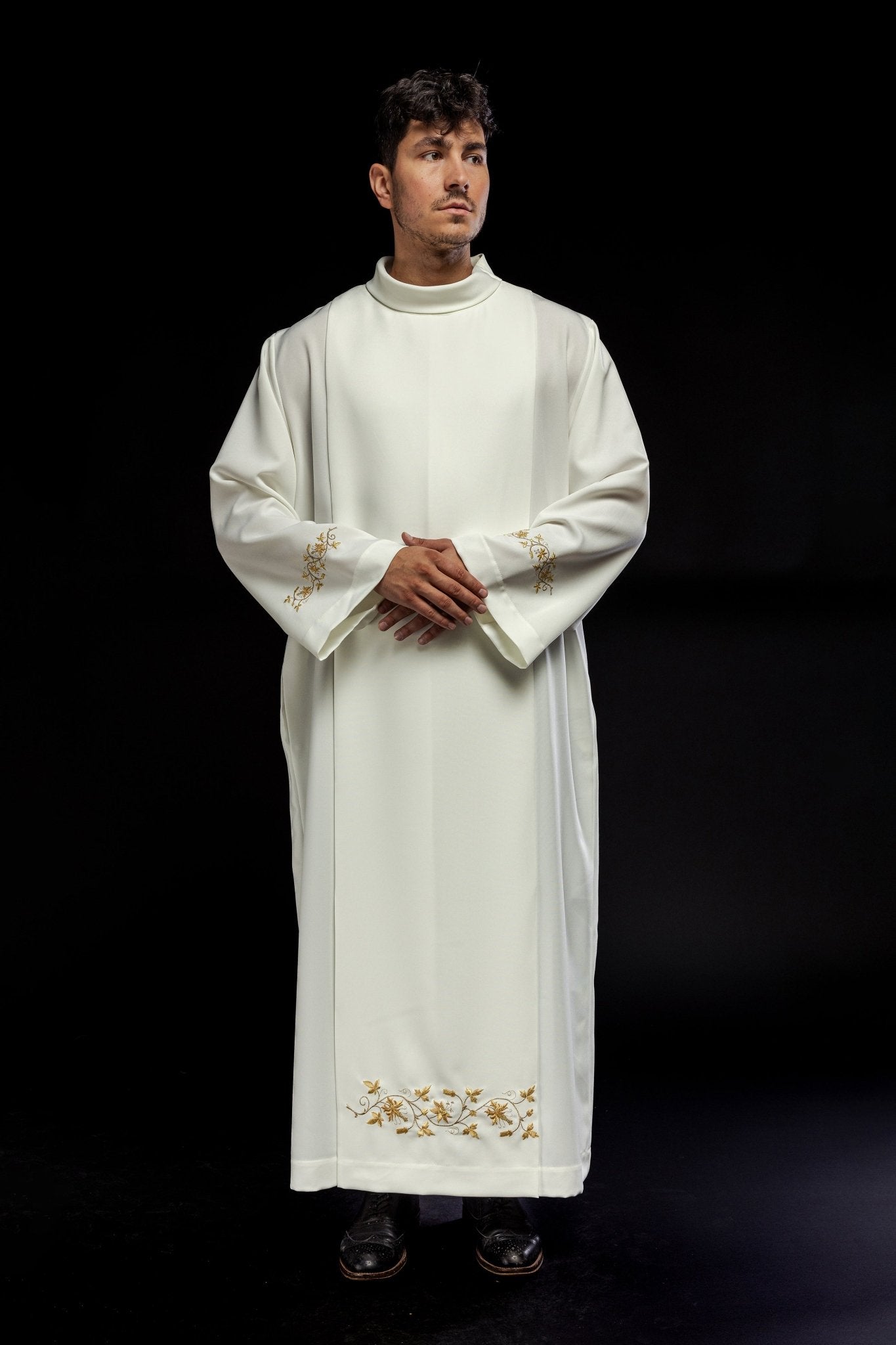 Alva sacerdotal bordada com gola alta creme