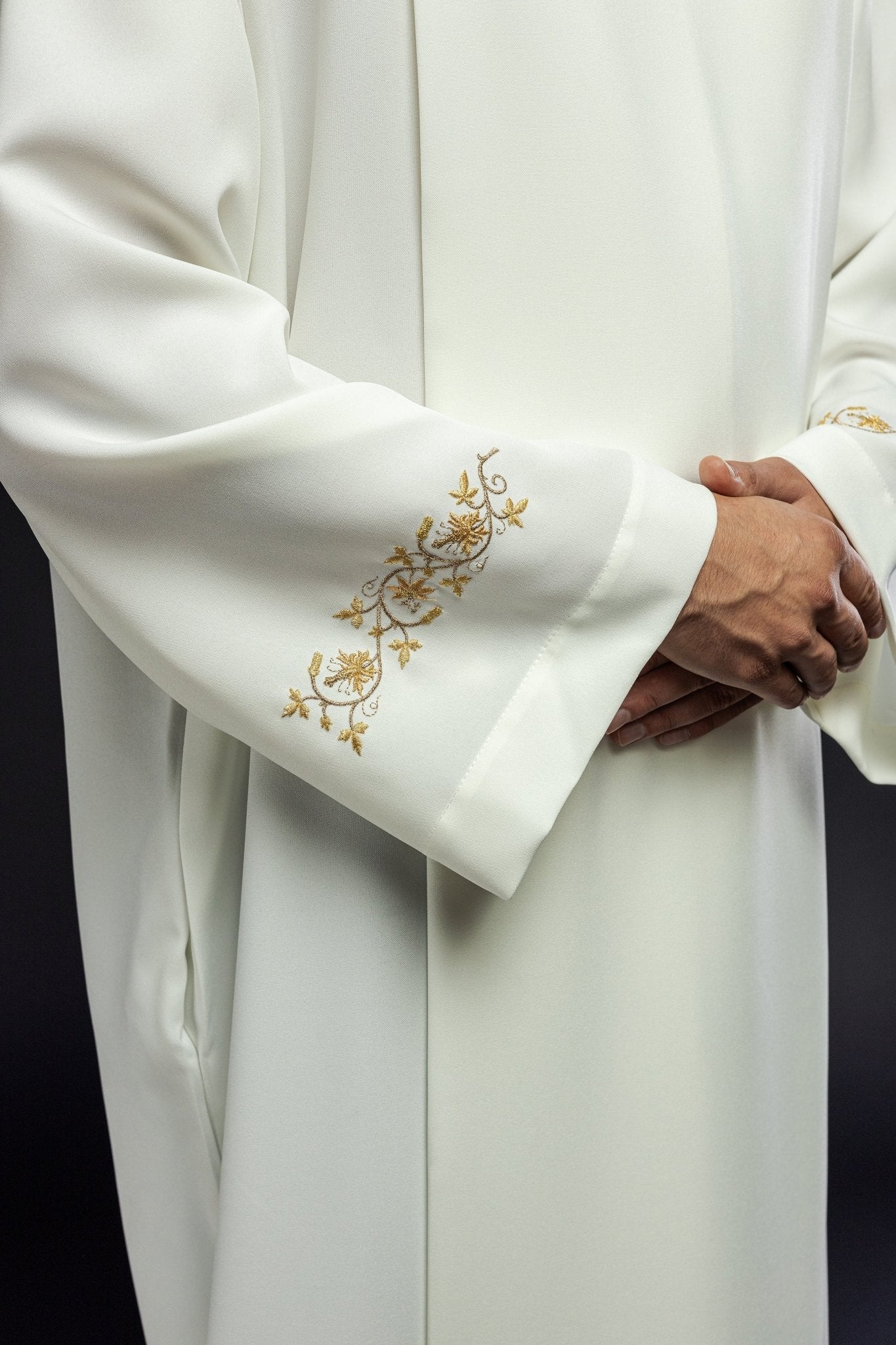 Alva sacerdotal bordada com gola alta creme